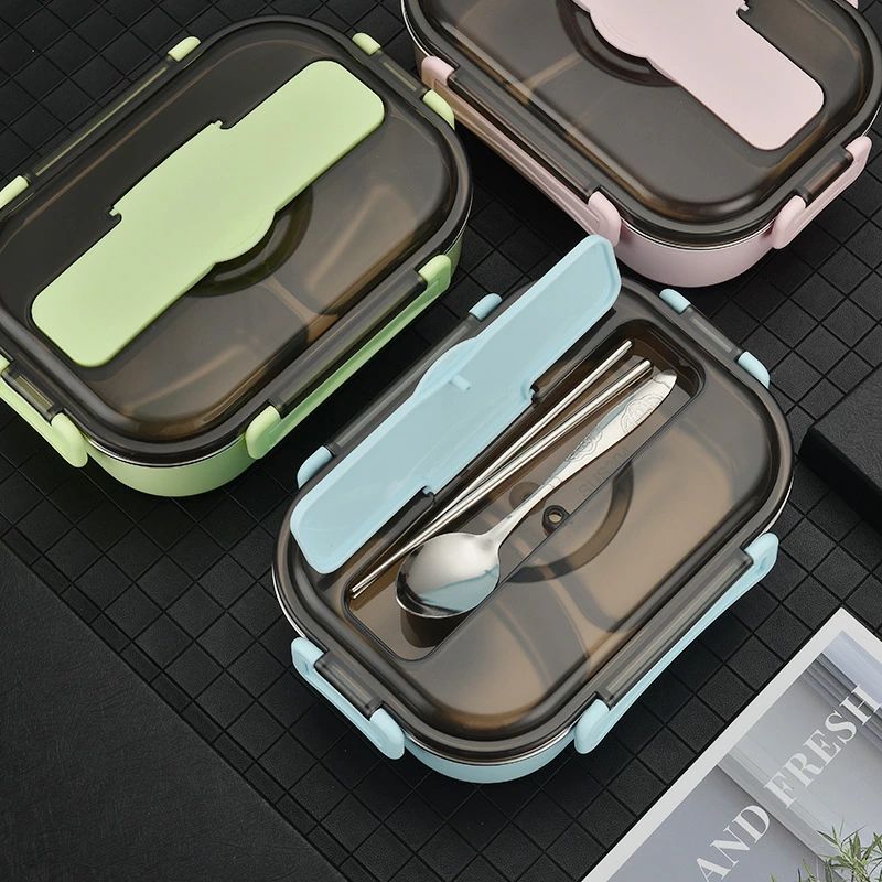 この商品について 弁当箱は304ステンレス鋼を採用し、ふたが高品質なPP素材で、そしてシールリングが食品級のシリコンで作られております。無毒無害で環境にもやさしいです。更に安全で健康、シンプルで実用的です！ お手入れについてステンレスのお弁当箱といっても扱い方は簡単です。角が丸くて洗いやすい。しっかり固定の4点ロック。 独特な仕切り割設計を採用し、栄養バランスが取れて匂いを混ぜません。生鮮食品の鮮度を保持します。食事が豊かにするようになります。 実用的でポータブルなお弁当箱は軽量で持ち運びやすいです。屋内やアウトドアでも使用できます。通勤、通学などに理想的な選択です！繰り返し使用することができ、丈夫で実用的な落下防止できます。