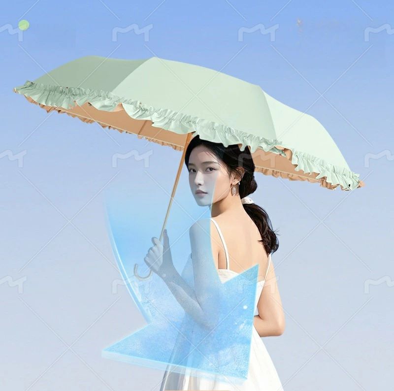商品説明 シルで可愛らしいース柄が特徴で、8本の骨を持つ三つ折りの晴雨兼用手動開閉傘です！季節を問わず、あなたを守る存在です！ - 4カラー展開、21イチ！商品説明女性にぴったりな軽量デザイで、持ち運びが簡単な晴雨兼用傘。UPF50+のカラーコーティグ素材を採用し、強い紫外線から肌をしっかり守ります。可愛らしいフーム柄が施され、小洒落た可愛らしさをラスします。 三つ折りのデザイでコパクに折り畳め、バッグに簡単に入れられ、持ち運びが楽です。この晴雨兼用の日除け傘は、あなたの日常生活やアウドア活動に最適です。快適で便利な雨と日差しの対策をお届けします。持ち運びが簡単な三つ折り設計で、バッグにもスッと入れられ、いつでも必要なときに手元にあります。カラー展開ミグリー、抹茶ラテ色、ブドウパール、イエロー、ブルー、ホワイが選べます。あなたの好みに合わせて選べます。サイズ重さ: 約315g 直径: 約96cm 全長: 約59cm 折りたたみ後:29cm 親骨の本数: 8本 素材成分布地：ポリエステル　手元：木製 親骨：合金お手入れ方法 優しく手洗いしてください。 平干しで自然乾燥して使用してください。おすすめポイこの純色ース柄三つ折り丸柄サウブラは、あなたのコーディネーに一際の輝きを加えます。ミグリーやブドウパールなど、明るく鮮やかな色味が、夏のコーディネーに華やかさをもたらします。フーム柄の可愛らしいディテールが、女性らしさを引き立て、街を歩くだけでも目を引く存在になります。UPF50+の優れた防紫外線性能を備えたこのサウブラは、夏の猛暑や強い紫外線からあなたを守ります。彩り豊かなカラーコーティグが、紫外線を効果的にカッし、肌荒れや日焼けを防ぎます。軽量で持ちやすいので、日々の外出や旅行にも最適です。三つ折りの設計と軽量素材を採用しており、コパクに折り畳めるのが魅力的です。バッグにスッと入れられ、持ち運びが簡単です。バスや電車での移動時にも邪魔にならず、いつでも手軽に持ち歩けます。快適な日々をサポーする、必須のアイテムです。晴れも雨も、この傘があなたのパーナーとなります。アウドアで過ごす時間が多い方にも最適です。強い日差しや突然の雨にも対応できるこの傘は、あなたのアクティブなライフスタイルをサポーします。 サイズ 重さ: 約315g 直径: 約96cm 全長: 約59cm 折りたたみ後:29cm 親骨の本数: 8本 洗濯表示 優しく手洗いしてください カラー ライグリー|グリー|ピク|イエロー|ネイビー|ホワイ 素材 ポリエステル 生産国 China 知っておいて頂きたいこと ※予定日をご確認の上、ご注文ください。※サイズ表はスタッフが採寸し、製品の実寸を掲載しております。製品ごとに公開サイズと若干の個体差(2cmから3cm)が生じる場合がございますので、予め御くださいませ。※カメラやモニターの性質により、画像と実物の色の違いがある場合がございますのでご理解願います。※素材の性質上臭いがする場合がございます。気になる場合は、風通しのよいところにさらしてからご使用ください。※水や汗などで濡れた場合、摩擦等により変色や色落ち、衣類などに色移りすることがありますのでご注意ください。