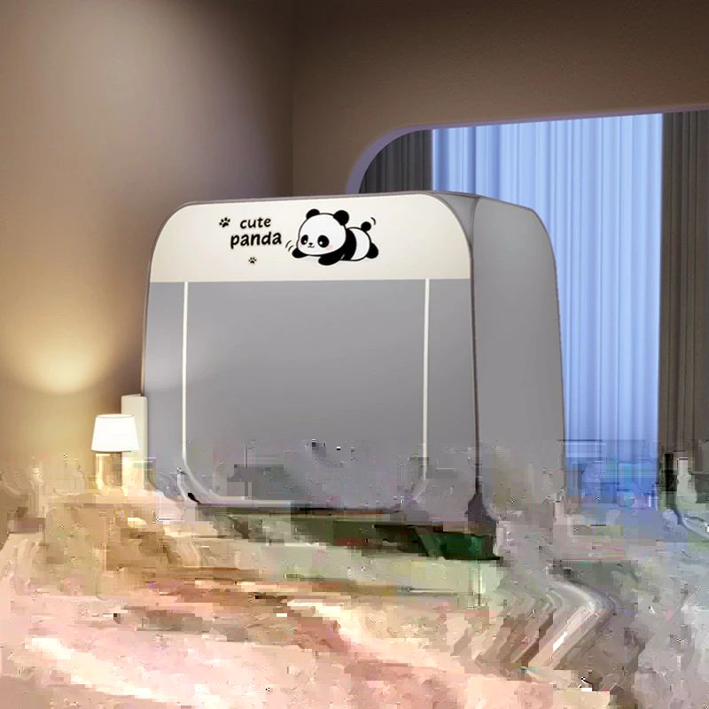 　　　 ◆◇◆売れている秘密◆◇◆ 【大方頂設計・広々空間】圧迫感の少ないスクエア型（大方頂）を採用しており、内部空間が広く、座った状態でも頭上が気になりません。落ち着いたグレーを基調に、可愛らしいパンダのデザインが施され、お部屋のインテリアにも馴染みやすく、寝室の中に自分だけの心地よいリラックス空間を演出します。 【遮光断熱・プライバシー保護】優れた遮光性能を備えており、昼間でも光を遮って質の高い睡眠をサポートします。また、プライバシーをしっかり守る防視認設計により、寮や共有スペースでの使用にも最適です。さらに、冷気を和らげる防風・保温効果も期待でき、一年中快適な睡眠環境を整えます。 【ワンタッチ設営・面倒な組立不要】面倒な組み立て作業が一切不要な一体型デザインです。袋から取り出して広げるだけで簡単に設置できるため、女性や一人暮らしの方でも届いたその日からすぐにお使いいただけます。使用しない時はコンパクトに折りたたんで収納できるので、場所を取らず管理も非常に簡単です。 【高密度メッシュ・虫よけ対策】細かく丈夫なメッシュ素材を使用しており、蚊や小さな虫の侵入を徹底的にブロックします。360度全方位をカバーする構造により、睡眠中の不快な羽音や刺されを気にせず、朝までぐっすり眠れます。耐久性のあるフレームを採用しているため、型崩れしにくく長くご愛用いただけます。 【多用途・自分だけの秘密基地】寝室での蚊帳としてはもちろん、学生寮での目隠しや、お子様のプレイスペースとしても大活躍します。自分だけの「秘密基地」のような安心感を得られるため、集中して読書をしたり、リラックスしたりするのにも最適です。実用的でおしゃれなデザインは、新生活の贈り物にも喜ばれます。 　　　◆◇◆注意事項◆◇◆ご覧のモニターの環境、撮影環境により実物と色味が異なって見える場合がございます。湿った状態で他のものと擦り合わせると色が移る恐れがあります。濃色品の洗濯時は、白色、淡色と分けて洗ってください。説明 【可愛いパンダデザイン】お部屋の雰囲気を一気に癒やしの空間へと変える、愛らしいパンダのイラストが特徴です。洗練されたグレーのカラーリングは、モダンなインテリアから子供部屋まで幅広く馴染みます。置くだけでお洒落な「自分だけの隠れ家」が完成し、毎日のリラックスタイムがより特別なものに変わります。 【優れた遮光性・プライバシー保護】高密度の遮光生地を採用しており、外からの光や視線をしっかりとシャットアウトします。夜勤明けの休息や、寮生活などで周囲の視線を気にせず過ごしたい時に最適です。この一体型蚊帳があれば、昼間でも暗さを保ちやすく、深い眠りや集中したい読書時間を力強くサポートします。 【設置簡単・パッと広がる】面倒な組み立てや工具は一切不要なワンタッチ設計です。袋から取り出して広げるだけで、あっという間に完成する免インストールタイプなので、女性一人でも手軽に設置可能です。使わない時はコンパクトに折り畳めるため、ベッドの隙間などに収納でき、お部屋のスペースを有効活用できます。 【防風防寒・通年快適】四方を囲む構造により、エアコンの冷気が直接体に当たるのを防ぎ、冬場は室内の冷気を遮断して保温効果を高めます。また、夏場は厄介な蚊や虫の侵入をブロックする蚊帳としても活躍。一年中快適な睡眠環境を整える高品質な素材を使用しており、肌触りも良く、長く愛用できる耐久性を備えています。 【広々空間・ギフトにも最適】圧迫感の少ない大方頂設計を採用しており、テント内でもゆったりと過ごせる広さを確保しました。学生寮、ルームシェア、キャンプ時の室内用など、多様なシーンで大活躍。新生活を始めるご友人や、可愛いデザインを好むお子様へのプレゼントとしても大変喜ばれる、機能性と遊び心を兼ね備えた逸品です。