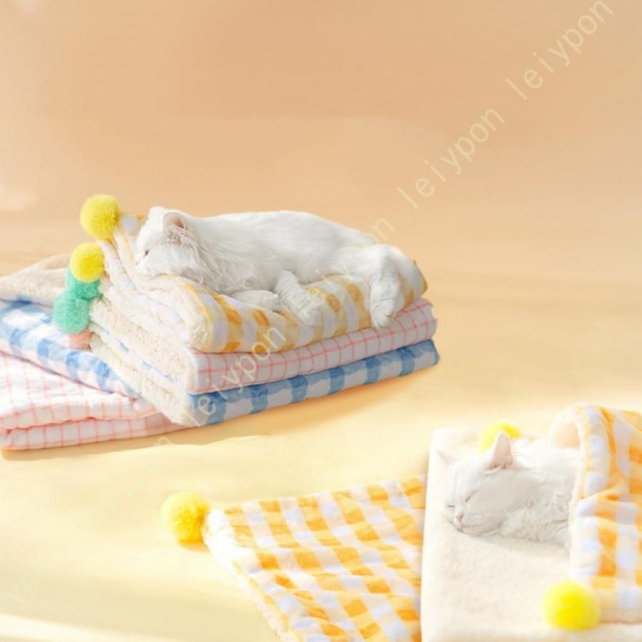 商品詳細素材素材：フランネルサイズS：50*36cmM：55*45cmL：70*55cmXL：100*78cm特徴◆軽くて柔らかいフランネル素材、表面の手触り感じが良くて、ペットの肌にも優しいです。◆繊維の密度が高く、高い保温性を持っているので、いつも優しく包み込んでいて、滑らかなさわり心地。◆しっかりした縫製、引っ張っても齧っても破れにくい。お手入れ簡単！◆手洗いOK、洗濯機洗いも可能です。いつでも清潔に保てることで、マットも快適に過ごすことができます。◆お床にエアコンマットとして利用して、夏場は冷房対策や床冷え防止に。冬には、ホットカーペットとして使用するのもいいです。注意★ 本体のサイズがちょっと大きいので、簡易な包装でお送りいたします。▼お使いのモニターによっては、実際の色と若干異なって見える場合があります。▼実寸は素人採寸ですので、多少の誤差はご了承願います。キーワード検索：ペット用 ブランケット 暖かい 防寒 防水　130*150CM ペット用保温毛布 小・中・大型犬 秋冬用 猫 肌触りよい 洗える商品詳細素材素材：フランネルサイズS：50*36cmM：55*45cmL：70*55cmXL：100*78cm特徴◆軽くて柔らかいフランネル素材、表面の手触り感じが良くて、ペットの肌にも優しいです。◆繊維の密度が高く、高い保温性を持っているので、いつも優しく包み込んでいて、滑らかなさわり心地。◆しっかりした縫製、引っ張っても齧っても破れにくい。お手入れ簡単！◆手洗いOK、洗濯機洗いも可能です。いつでも清潔に保てることで、マットも快適に過ごすことができます。◆お床にエアコンマットとして利用して、夏場は冷房対策や床冷え防止に。冬には、ホットカーペットとして使用するのもいいです。注意★ 本体のサイズがちょっと大きいので、簡易な包装でお送りいたします。▼お使いのモニターによっては、実際の色と若干異なって見える場合があります。▼実寸は素人採寸ですので、多少の誤差はご了承願います。キーワード検索：ペット用 ブランケット 暖かい 防寒 防水　130*150CM ペット用保温毛布 小・中・大型犬 秋冬用 猫 肌触りよい 洗える