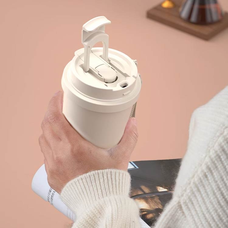 ～毎日を優しく彩る、ぬくもりのある一杯～食品級セラミックを使用した内側は、金属臭ゼロ・雑菌が繁殖しにくい設計。外からの熱を遮断するステンレス2層構造ですので、温かい飲料の飲みごろ温度をキープすることができます。真空構造で結露が出ず、冷たい飲み物をより長くお楽しみいただけます。ストロー飲み＆直飲み切り替え可能：運転中はストローで安全に、オフィスではマグカップのように広口タイプで氷も入るワイドタイプ。オフィス、自宅、学校、居酒屋などの所で手軽にコーヒーや紅茶などホットあるいはアイスの飲み物を楽しみましょう。 サイズ 500ml サイズについての説明 サイズ : 9.2*18.2cm ※測定方法によって誤差が生じますので、予めご了承下さい。 素材 ステンレス セラミック シリコン PP 色 ブラック(ステンレス) ブラック(セラミック) レッド(ステンレス) レッド(セラミック) ホワイト(セラミック) ホワイト(ステンレス) 備考 ●サイズ詳細等の測り方はスタッフ間で統一、徹底はしておりますが、実寸は商品によって若干の誤差(1cm～3cm )がある場合がございますので、予めご了承ください。 ●製造ロットにより、細部形状の違いや、同色でも色味に多少の誤差が生じます。 ●パッケージは改良のため予告なく仕様を変更する場合があります。 ▼商品の色は、撮影時の光や、お客様のモニターの色具合などにより、実際の商品と異なる場合がございます。あらかじめ、ご了承ください。 ▼生地の特性上、やや匂いが強く感じられるものもございます。数日のご使用や陰干しなどで気になる匂いはほとんど感じられなくなります。 ▼同じ商品でも生産時期により形やサイズ、カラーに多少の誤差が生じる場合もございます。 ▼他店舗でも在庫を共有して販売をしている為、受注後欠品となる場合もございます。予め、ご了承お願い申し上げます。 ▼出荷前に全て検品を行っておりますが、万が一商品に不具合があった場合は、お問い合わせフォームまたはメールよりご連絡頂けます様お願い申し上げます。速やかに対応致しますのでご安心ください。～毎日を優しく彩る、ぬくもりのある一杯～食品級セラミックを使用した内側は、金属臭ゼロ・雑菌が繁殖しにくい設計。外からの熱を遮断するステンレス2層構造ですので、温かい飲料の飲みごろ温度をキープすることができます。真空構造で結露が出ず、冷たい飲み物をより長くお楽しみいただけます。ストロー飲み＆直飲み切り替え可能：運転中はストローで安全に、オフィスではマグカップのように広口タイプで氷も入るワイドタイプ。オフィス、自宅、学校、居酒屋などの所で手軽にコーヒーや紅茶などホットあるいはアイスの飲み物を楽しみましょう。 サイズ 500ml サイズについての説明 サイズ : 9.2*18.2cm ※測定方法によって誤差が生じますので、予めご了承下さい。 素材 ステンレス セラミック シリコン PP 色 ブラック(ステンレス) ブラック(セラミック) レッド(ステンレス) レッド(セラミック) ホワイト(セラミック) ホワイト(ステンレス) 備考 ●サイズ詳細等の測り方はスタッフ間で統一、徹底はしておりますが、実寸は商品によって若干の誤差(1cm～3cm )がある場合がございますので、予めご了承ください。 ●製造ロットにより、細部形状の違いや、同色でも色味に多少の誤差が生じます。 ●パッケージは改良のため予告なく仕様を変更する場合があります。 ▼商品の色は、撮影時の光や、お客様のモニターの色具合などにより、実際の商品と異なる場合がございます。あらかじめ、ご了承ください。 ▼生地の特性上、やや匂いが強く感じられるものもございます。数日のご使用や陰干しなどで気になる匂いはほとんど感じられなくなります。 ▼同じ商品でも生産時期により形やサイズ、カラーに多少の誤差が生じる場合もございます。 ▼他店舗でも在庫を共有して販売をしている為、受注後欠品となる場合もございます。予め、ご了承お願い申し上げます。 ▼出荷前に全て検品を行っておりますが、万が一商品に不具合があった場合は、お問い合わせフォームまたはメールよりご連絡頂けます様お願い申し上げます。速やかに対応致しますのでご安心ください。
