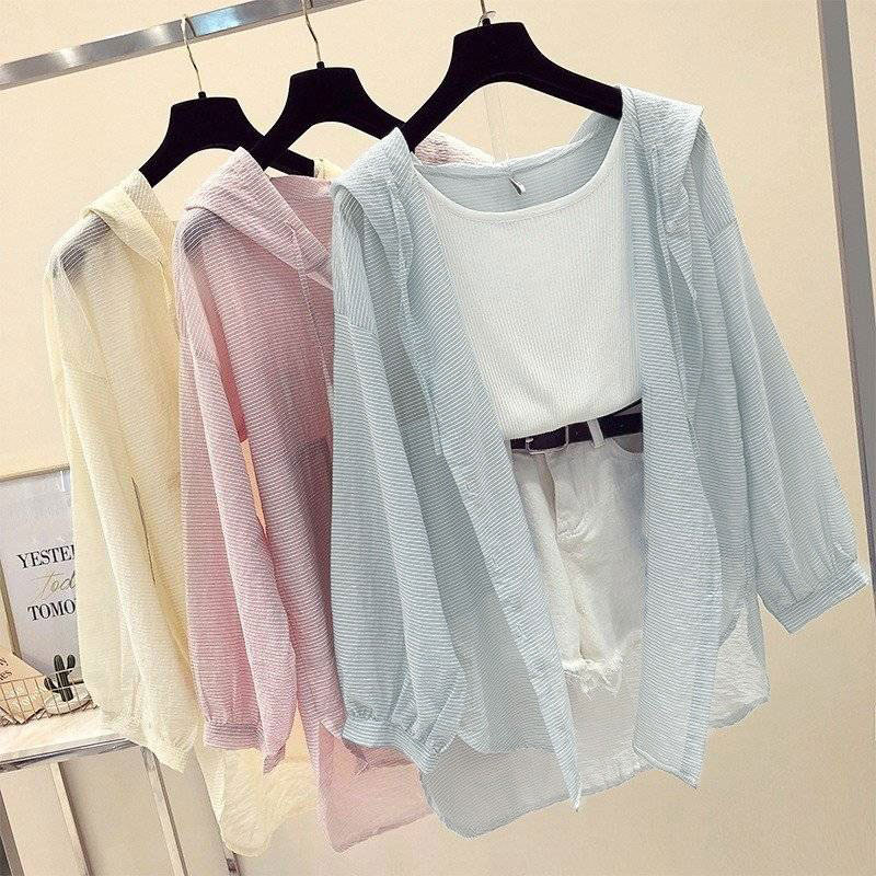 サイズS M L XL 2XLサイズについての説明*着丈： 92cm(S) 93cm(M) 94cm(L) 95cm(XL) 96cm(2XL) *バスト：92cm(S) 96cm(M) 100cm(L) 104cm(XL) 108cm(2XL) *袖丈：48cm(S) 49cm(M) 50cm(L) 51cm(XL) 52cm(2XL) *参考体重：45KG以下cm(S) 45-50KG(M) 50-58KG(L) 58-63KG(XL) 63-78KG(2XL) ※上記サイズは平置き実寸になります。サイズ表の実寸法は商品によって1-3cm程度の誤差がある場合がございます。ご了承ください。素材ポリエステル色イエロー ピンク ブルー備考 ●サイズ詳細等の測り方はスタッフ間で統一、徹底はしておりますが、実寸は商品によって若干の誤差(1cm～3cm )がある場合がございますので、予めご了承ください。●製造ロットにより、細部形状の違いや、同色でも色味に多少の誤差が生じます。●パッケージは改良のため予告なく仕様を変更する場合があります。▼商品の色は、撮影時の光や、お客様のモニターの色具合などにより、実際の商品と異なる場合がございます。あらかじめ、ご了承ください。▼生地の特性上、やや匂いが強く感じられるものもございます。数日のご使用や陰干しなどで気になる匂いはほとんど感じられなくなります。▼同じ商品でも生産時期により形やサイズ、カラーに多少の誤差が生じる場合もございます。▼