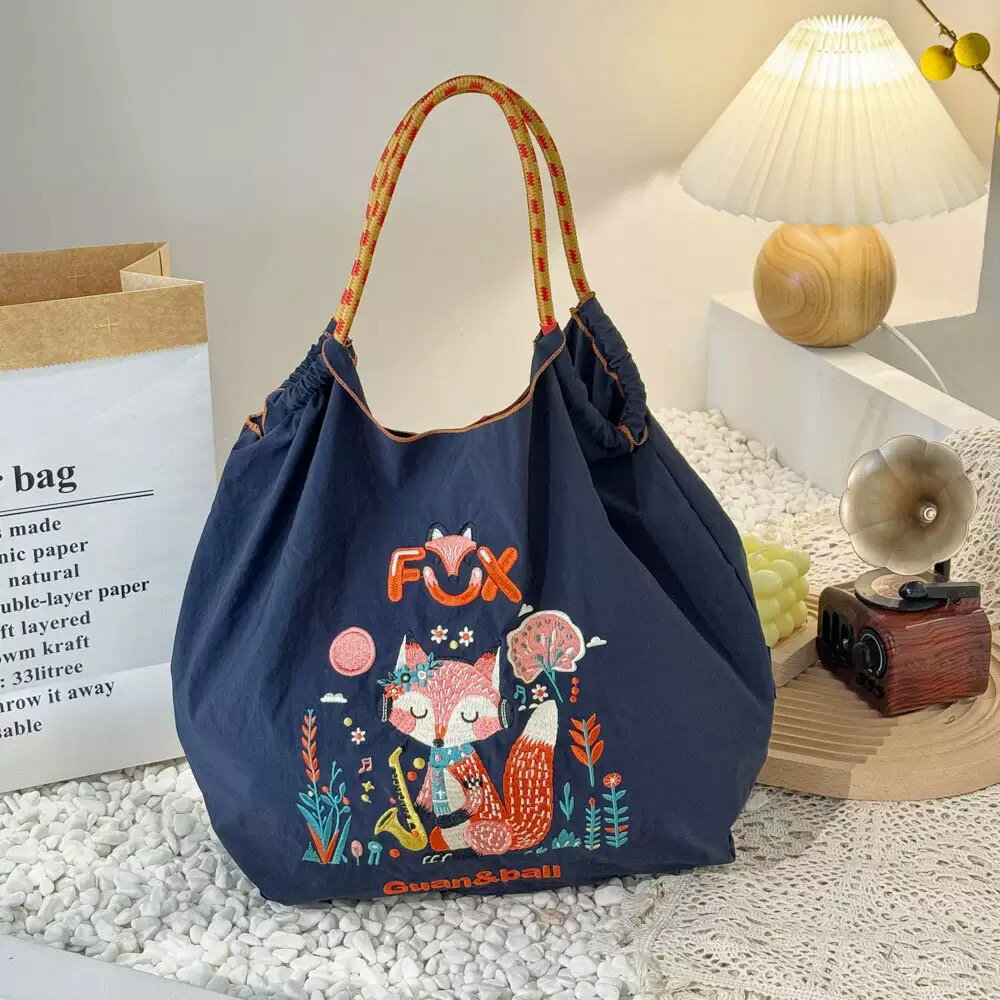 Rakuten - トートバッグ レディース ナイロン 刺繍 きつね 大容量 軽い 撥水 通勤 通学 肩掛け ショッピングバッグ 縦型 カジュアル A4 買い物袋 旅行 ギフト 送料無料