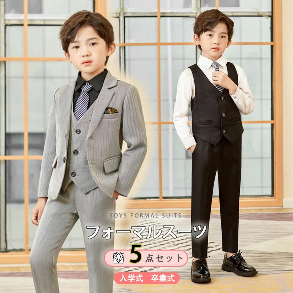 商品詳細 商品名 子供 フォーマルスーツ 素材 ポリエステル 色 グレー、ブラック サイズ（単位：cm） ■ サイズ：90 推奨体重：10～13kg ・ジャケット：着丈39／肩幅27／胸囲62／袖丈36.5 ・ベスト：着丈28.5／肩幅23／胸囲60 ・パンツ：総丈55／ウエスト42／ヒップ65 ■ サイズ：100 推奨体重：13～15kg ・ジャケット：着丈43／肩幅28／胸囲65／袖丈39 ・ベスト：着丈31／肩幅24／胸囲63 ・パンツ：総丈60／ウエスト44／ヒップ68 ■ サイズ：110 推奨体重：15～18.5kg ・ジャケット：着丈45／肩幅29／胸囲68／袖丈41.5 ・ベスト：着丈33.5／肩幅25／胸囲66 ・パンツ：総丈65／ウエスト46／ヒップ71 ■ サイズ：120 推奨体重：18.5～21.5kg ・ジャケット：着丈48／肩幅30.2／胸囲72／袖丈43.5 ・ベスト：着丈36／肩幅26.2／胸囲70 ・パンツ：総丈69／ウエスト48／ヒップ76 ■ サイズ：130 推奨体重：21.5～25kg ・ジャケット：着丈51／肩幅31.4／胸囲76／袖丈45.5 ・ベスト：着丈38.5／肩幅27.4／胸囲74 ・パンツ：総丈74／ウエスト51／ヒップ81 ■ サイズ：140 推奨体重：25～29kg ・ジャケット：着丈54／肩幅32.9／胸囲80.8／袖丈47.5 ・ベスト：着丈41／肩幅28.6／胸囲78 ・パンツ：総丈79／ウエスト54／ヒップ86 ■ サイズ：150 推奨体重：29～32.5kg ・ジャケット：着丈57／肩幅34.4／胸囲85.6／袖丈50 ・ベスト：着丈43.5／肩幅29.8／胸囲82 ・パンツ：総丈84／ウエスト57／ヒップ91 ■ サイズ：160 推奨体重：33～37.5kg ・ジャケット：着丈60／肩幅35.9／胸囲90.4／袖丈52.5 ・ベスト：着丈46／肩幅31／胸囲86 ・パンツ：総丈89／ウエスト60／ヒップ96 ■ サイズ：170 推奨体重：38～44kg ・ジャケット：着丈63／肩幅36.4／胸囲95.2／袖丈55 ・ベスト：着丈48.5／肩幅32.2／胸囲90 ・パンツ：総丈94／ウエスト63／ヒップ101 セット内容 ジャケット＋ベスト＋ズボン＋シャツ＋ネクタイ 生産国 中国 注意事項 ※最短でのお届けをご希望の場合は、配送日のご指定はお控えください（配送時間帯の指定は可能です）。 ※特定のお届け日をご希望の場合のみ、配送日のご指定をお願いいたします。 ※サイズ表記は手作業なので、 実物と若干の誤差が生じる場合があります。 ※縫製品につき、生地を織る際の糸の継ぎ目や多少のほつれ、糸が出る、シワ・折り目、製造時の汚れ・シミなどが生じる場合がございます。 ※モニターの発色具合によって実際の物と異なる場合がございます。 洗濯の際は色落ちの可能性がありますので単品手洗いでお願いいたします。 ※メーカーの都合により、細部のデザイン．素材等が予告なく変更される場合が御座います。