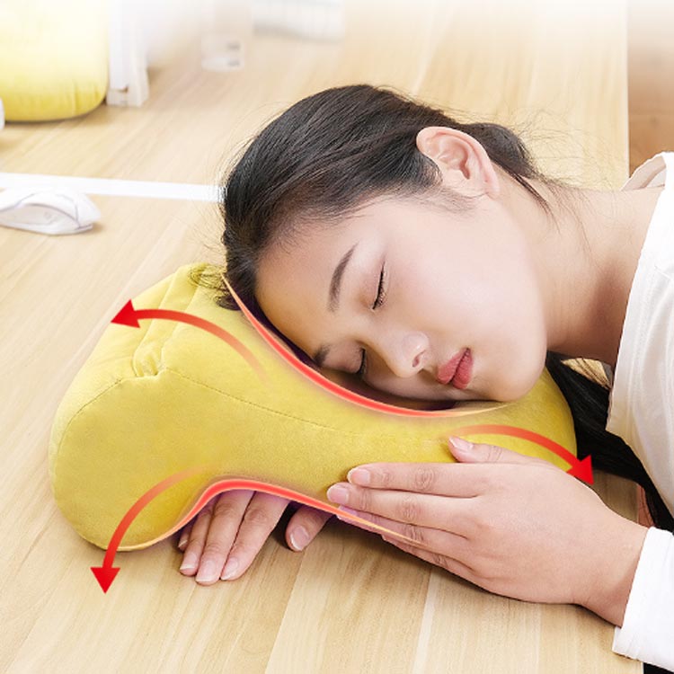 【お昼寝枕】【全8色】【うつぶせ寝】アジアの人間工学に基づいたデザインは自然で快適な睡眠をもたらします。デスクでうつ伏せ寝をする時、腕が痛みや痺れから解放でき、良質な眠りを実現できます。最高の昼寝を享受しよう♪枕の中央のくぼみ設計は顔の曲線にぴったりフィットしスムーズな呼吸を可能に！サラリーマンや学生の睡眠の質を改善、疲労とストレスを取り除く働きをします。プレゼントとして愛しい彼/彼女に差し上げるといいでしょう。H型と美しい曲線設計、置き方を変えることによって色々なシーンに適用できます。車や新幹線、飛行機などで休む時ネックピローとして使えます。頭や首をしっかり支え、頚椎、背、肩への負担を効果的に減少できます。肌に優しいカバーを採用し、通気性にもっと優れ、寝汗を素早く吸収できます。通気性と弾力性に優れています。健康で環境に優しく、オフィスや自宅で安心に使用してください。 サイズ 32×22×13cm サイズについての説明 32*22*13cm 素材 PP綿 ベルベット 色 ネイビー ブルー グレー パープル イエロー ピンク ライトブルー ライトピンク 備考 ●サイズ詳細等の測り方はスタッフ間で統一、徹底はしておりますが、実寸は商品によって若干の誤差(1cm～3cm )がある場合がございますので、予めご了承ください。 ●製造ロットにより、細部形状の違いや、同色でも色味に多少の誤差が生じます。 ●パッケージは改良のため予告なく仕様を変更する場合があります。 ▼商品の色は、撮影時の光や、お客様のモニターの色具合などにより、実際の商品と異なる場合がございます。あらかじめ、ご了承ください。 ▼生地の特性上、やや匂いが強く感じられるものもございます。数日のご使用や陰干しなどで気になる匂いはほとんど感じられなくなります。 ▼同じ商品でも生産時期により形やサイズ、カラーに多少の誤差が生じる場合もございます。 ▼他店舗でも在庫を共有して販売をしている為、受注後欠品となる場合もございます。予め、ご了承お願い申し上げます。 ▼出荷前に全て検品を行っておりますが、万が一商品に不具合があった場合は、お問い合わせフォームまたはメールよりご連絡頂けます様お願い申し上げます。速やかに対応致しますのでご安心ください。