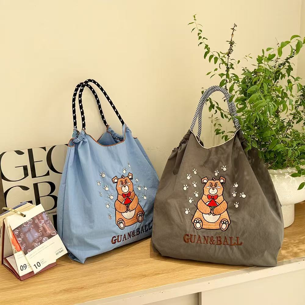 ボールアンドチェーン 刺繍 クマ くま 熊 巾着 エコバッグ M/Lサイズ キャンバス 帆布バッグ 大容量 トートバッグ ナイロン 手提げバッグ 斜め掛けバッグ お出かけ レディース アニマル キャラクター かわいい おしゃれ ギフト