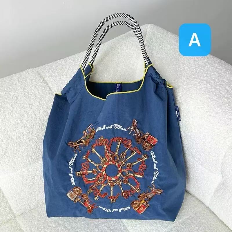 Rakuten - ボールアンドチェーン 刺繍 鍵 キー 馬車 クラシックカー 巾着 エコバッグ M/Lサイズ キャンバス 帆布バッグ 大容量 トートバッグ ナイロン 手提げバッグ 斜め掛けバッグ アンティーク レトロ おしゃれ 上品