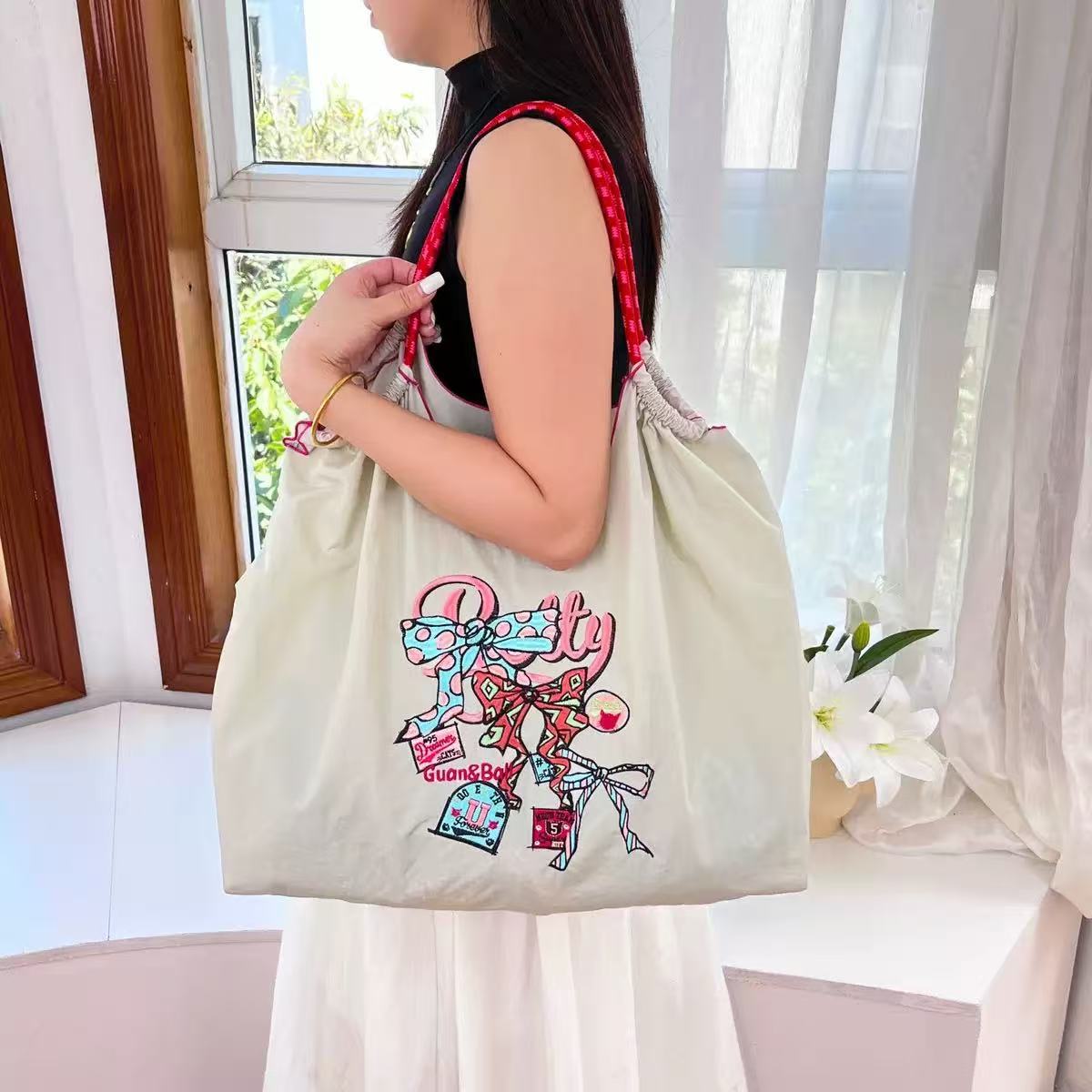Rakuten - 新品 ボールアンドチェーン 刺繍 リボン 巾着 エコバッグ M/Lサイズ キャンバス 帆布バッグ 大容量 トートバッグ ナイロン 手提げバッグ 斜め掛けバッグ お買い物 旅行 お出かけ レディース ファンシー ポップ かわいい おしゃれ ギフト