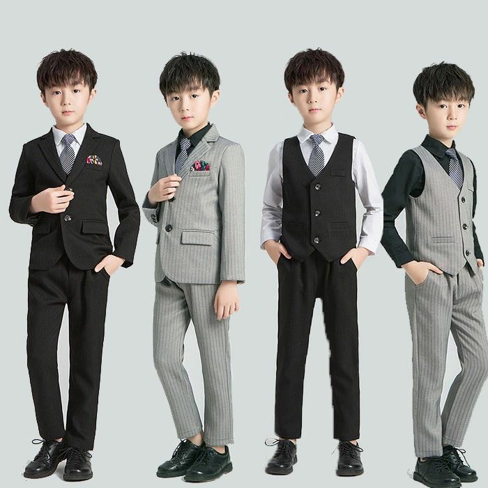 商品名 キッズ スーツ色ブラック グレー サイズ90cm 100cm 110cm 120cm 130cm 140cm 150cm素人採寸若干の誤差がある場合がございます。素材ポリエステルご了承いただきたいこと※サイトに掲載の商品は、撮影の環境とモニター環境により、実際の物と素材感・色味いが多少異なる場合がございます。※モデル使用の撮影道具等商品に含めておりません（小物ある場合、内容を明記致します）。※大量生産による生産過剰と管理の条件により、細かいキズや汚れ付くことがございます。完璧な商品をお求めのお方と細かい部分をお気になさるお方は、ご購入を慎んでください。※取寄品、輸入品、工場大量生産の商品の為、日本製より縫製荒いとほつれ等が生じている場合がございますのであらかじめご了承くださいませ。※都合により電話に出られない場合メールでご連絡いただければ幸いです。※は複数店舗共有しております為、またメーカさんが急に生産中止による更新遅れることがございます。メールか電話でご連絡致します。どうかご容赦ください。※お届けした商品に不備があった場合、一週間以内ご連絡ください。確認後速やかに交換か返品対応致します、返品に関しては原則として連絡なしの返品は対応致しません、ご理解いただきますようお願い申し上げます。※お客様都合の返品は受付ない場合がございます（特に舞台衣装、ダンス衣装、道具等。またイメージ違い）。また返品か交換に往復の送料が生じる場合がございます。※他に不明点がございましたら、お問い合わせください。
