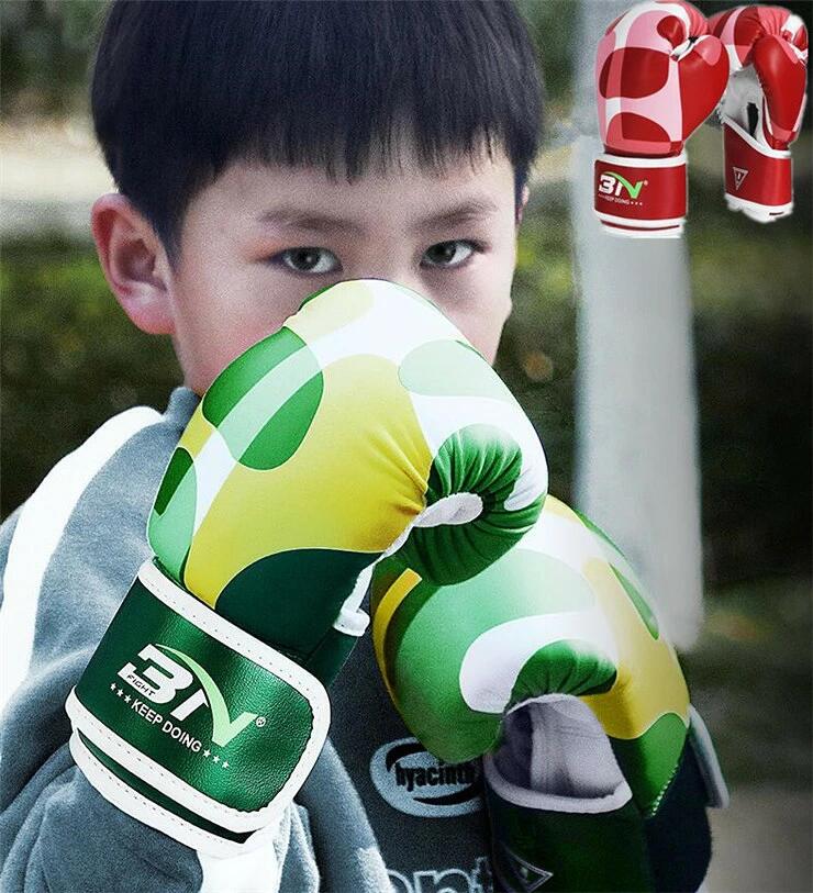 商品名&nbsp; キッズ用ボクシンググローブ　 パンチンググローブ　左右セット 打撃 練習 空手 格闘技 トレーニング グローブ 多色選択4オンス 4oz&nbsp; 材質&nbsp; フェイクレザー 合皮生地＋メッシュ&nbsp; サイズ&仕様&nbsp; 4oz &nbsp; カラー &nbsp; グリーン　ブルー　レッド &nbsp; 製造元 &nbsp; CN&nbsp; 商品紹介&nbsp; キッズに合わせたかわいいグローブ！ 耐久性はもちろん、細部や構造にもこだわり 突き指しやすい親指をしっかり守る！！ 手首を確実に固定するホールド感で拳を包み、握りやすさを追求したフィット感など 使い込むほど手に馴染んでいきます。 手首はマジックテープで固定。 注意事項&nbsp; ※【色差】 ◆モニター、撮影環境などにより、多少色差が生じる可能性があります。 用途&nbsp; スポーツ　&nbsp このショップの人気商品ランキング 位 円 (