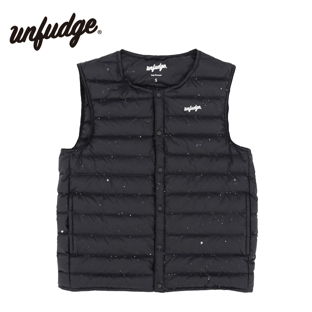 24-25モデル ■ unfudge UN3610 Pocketable Down Vest アンファッジ ポッケタブル ダウン ベスト 9月下旬から10月下旬入荷予定の商品です。入荷次第1～2日以内の発送となります。 【カラー】 ・Black / ブラック系 ※商品イメージに雪が写り込んでおりますが、商品は黒色で白の模様はございません。 【サイズ】 ・S = 着丈:62 / 肩幅:39 / チェスト:50 / 裾幅:96 ・M = 着丈:62 / 肩幅:41 / チェスト:52 / 裾幅:100 ・L = 着丈:64 / 肩幅:43 / チェスト:54 / 裾幅:104 ・XL = 着丈:66 / 肩幅:45 / チェスト:56 / 裾幅:108 ※商品によっては若干の誤差が生じる可能性があります。 一つザックに入れておくのならこれほど頼りになる選択はないでしょう。 1日の中でも温度差があり、天候も移り変わります。必要な時に着用し必要のない時はザックへ忍ばせておく。非常に薄く軽い、しかししっかりと暖かく。その為のハイブリッドダウンベストです。 リニューアルしたこのモデルは前モデルから20％ダウン量を増やしレイヤリングに最適な保温力と厚みを持たせました。そしてポケッタブルとなり内面にあるポケットへクルクルと巻き込む事で小さく収納できます。袋がなくなった・・・なんて事はもうありません。 登山やトレッキングはもちろん激しい動きを伴うアクションスポーツやサイクリングなどに対応するよう各部にオリジナルパターン「COSYFORM」を採用しています。 730fpダウン90% / ポリエステル10%を混合したハイブリッドダウンを採用する非常に軽量なダウンベストです。首回りはミッドレイヤーの襟とも重ならないよう広いクルーネックを採用。 フロントボタンも高強度プラスティックを採用し軽量化に貢献しています。例えば、UN1000/UN2000 との組み合わせで -15 度の中でも快適に滑り込むことが可能です。状況によってベストのチョイスも出来るよう袖のあるUN3600と2タイプをご用意しております。 UN3610 プロダクトディテール ・90% Down / 10% Polyester ・730fp / Down ・COSYFORM ・123g / M ■注意点 ◆画面上と実物では多少色具合が変わって見える場合もあります。ご了承ください。 ◆この商品は当店実店舗でも販売しております。 在庫数の更新は随時行っておりますが、お買い上げいただいた商品が、品切れになってしまうこともございます。 その場合、お客様には必ず連絡をいたしますが、万が一入荷予定がない場合は、 キャンセルさせていただく場合もございます。 あらかじめご了承ください。 ＊AIN＊メーカー希望小売価格はメーカーカタログに基づいて掲載しています。