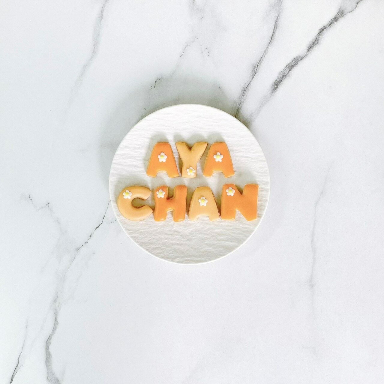 《選べる9色/2色交互/アルファベットのみ》お花のワンポイントアルファベットクッキー10枚【 アイシングクッキー アルファベット 花 アイシングクッキー オーダー アイシングクッキー 誕生日 メッセージクッキー 誕生日 クッキー サプライズ カラフル パステル かわいい 】