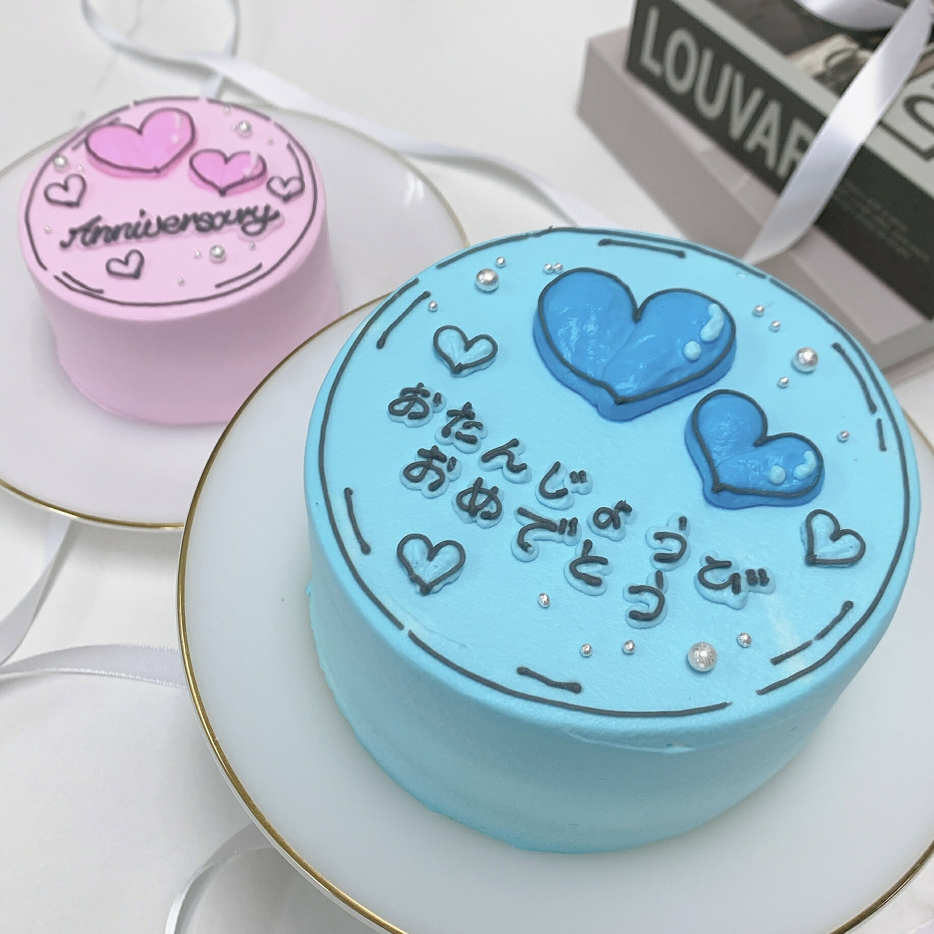 商品情報名称2Dケーキ ハートイラストセンイルケーキ原材料名小麦粉・砂糖・バター・マーガリン・乾燥卵白・塩・卵・水飴・油脂加工食品・でん粉(遺伝子組み換えでない・糊料(アラビアガム)・ブドウ糖・いちご・マルチトール・レモン果汁・加糖ぶどう糖液糖・ブランデー・とうもろこしでん粉/着色料(二酸化チタン・黄4.青1.赤102.赤106.銀)植物油脂・ココアパウダー・カカオマス・ホエイパウダー・乳糖/膨張剤・乳化剤・香料・酸化防止剤(V.E.V.C・無水亜硫酸)・乳製品/メタリン酸Na・安定剤(タマリンド)・カロチン色素・カロチノイド色素・ゲル化剤(ペクチン)・酸味料(クエン酸)・増粘多糖類 (一部に卵・乳成分・小麦・大豆を含む)内容量3号（約9cm）賞味期限到着後、冷凍保管で7日間　解凍後翌日まで※お早めにお召し上がりください。保存方法こちらの商品は 冷凍便でお届け致します。※一部離島への発送は対応できない場合がございます。詳しくはお電話またはメールにてお問い合わせくださいませ。製造者または販売者Rstyle東京都千代田区神田三崎町2-4-6千代田第一ビル7階A備考注意事項：離島にお届けの場合はご連絡ください。ご連絡がない場合、ご希望日に間に合わない可能性がございます。クール(冷凍)便のお届けとなります。冷蔵庫での解凍(3～5時間ほど)をお願いします。漢字のメッセージはお受付できません。メッセージが複雑な場合、細かい対応ができない場合がございます。商品写真はできる限り実物の色に近づけるよう徹底しておりますが、お部屋の照明等により実際の商品と色味が異なる場合がございます。ご了承下さい。小麦・乳・卵・ごま・大豆・ゼラチンを含む2Dデザインがかわいいセンイルケーキです♪ お好きなメッセージでお作りします♪ ケーキの中には甘酸っぱいいちごジャムがサンドされています！ アレルギー：小麦・乳・卵・ごま・大豆 当店の冷凍ケーキは自社便ではなくクロネコヤマト冷凍クール便を利用しております。 商品の配送には万全を期しておりますが、 稀に、配送中にケーキの破損（ずれ、崩れ、ひび割れ等）がございます。 配送における注意事項を許容範囲として受け止めてくださるお客様に限りまして オーダーを承りさせていただきます。