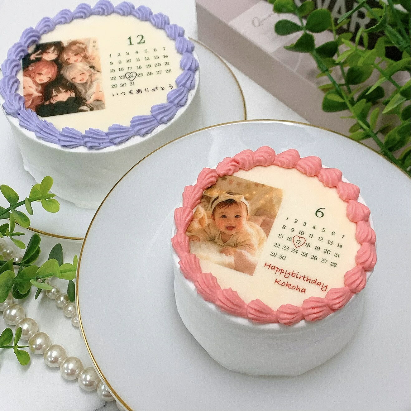 商品情報名称お好みの写真で作るカレンダーケーキ原材料名小麦粉・砂糖・バター・マーガリン・乾燥卵白・塩・卵・水飴・油脂加工食品・でん粉(遺伝子組み換えでない・糊料(アラビアガム)・ブドウ糖・いちご・マルチトール・レモン果汁・加糖ぶどう糖液糖・ブランデー・とうもろこしでん粉/着色料(二酸化チタン・黄4.青1.赤102.赤106.銀)植物油脂・ココアパウダー・カカオマス・ホエイパウダー・乳糖/膨張剤・乳化剤・香料・酸化防止剤(V.E.V.C・無水亜硫酸)・乳製品/メタリン酸Na・安定剤(タマリンド)・カロチン色素・カロチノイド色素・ゲル化剤(ペクチン)・酸味料(クエン酸)・増粘多糖類 (一部に卵・乳成分・小麦・大豆を含む)内容量6号（約18cm）賞味期限到着後、冷凍保管で7日間　解凍後翌日まで※お早めにお召し上がりください。保存方法こちらの商品は 冷凍便でお届け致します。※一部離島への発送は対応できない場合がございます。詳しくはお電話またはメールにてお問い合わせくださいませ。製造者または販売者Rstyle東京都千代田区神田三崎町2-4-6千代田第一ビル7階A備考注意事項：離島にお届けの場合はご連絡ください。ご連絡がない場合、ご希望日に間に合わない可能性がございます。クール(冷凍)便のお届けとなります。冷蔵庫での解凍(3～5時間ほど)をお願いします。漢字のメッセージはお受付できません。メッセージが複雑な場合、細かい対応ができない場合がございます。商品写真はできる限り実物の色に近づけるよう徹底しておりますが、お部屋の照明等により実際の商品と色味が異なる場合がございます。ご了承下さい。小麦・乳・卵・ごま・大豆・ゼラチンを含むお好きなお写真とメッセージ、日付でお作りします♪ ぜひ大切な記念日や誕生日などの日付でご注文ください♪ ケーキの中には、甘酸っぱいいちごジャムがサンドされています！ 【 プリント画像に関する注意事項（必ずご確認ください） 】 画像は縦長のものをご用意ください。 横長の画像や人物等が見切れてしまう画像の場合は、画像とカレンダーの配置を縦並びのデザインに変更して制作させていただきます。あらかじめご了承ください。（商品画像6枚目参照） アレルギー：小麦・乳・卵・ごま・大豆 当店の冷凍ケーキは自社便ではなくクロネコヤマト冷凍クール便を利用しております。 商品の配送には万全を期しておりますが、 稀に、配送中にケーキの破損（ずれ、崩れ、ひび割れ等）がございます。 配送における注意事項を許容範囲として受け止めてくださるお客様に限りまして オーダーを承りさせていただきます。