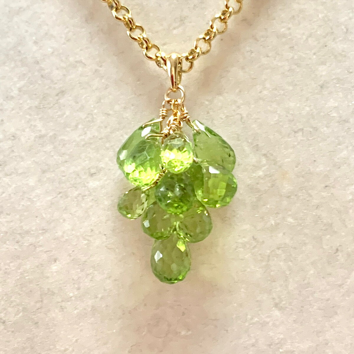 【Rvaru】 《特価品》K18 ペリドット トップ ドロップ フラワーバンチタイプ ペンダントトップ K18YG 18金イエローゴールド ネックレストップ 誕生石 天然石 18K 人気 ギフト 誕生日 バースデー プレゼント 結婚記念日 お祝い クリスマス ホワイトデー 母の日 彼女 妻 贈り物