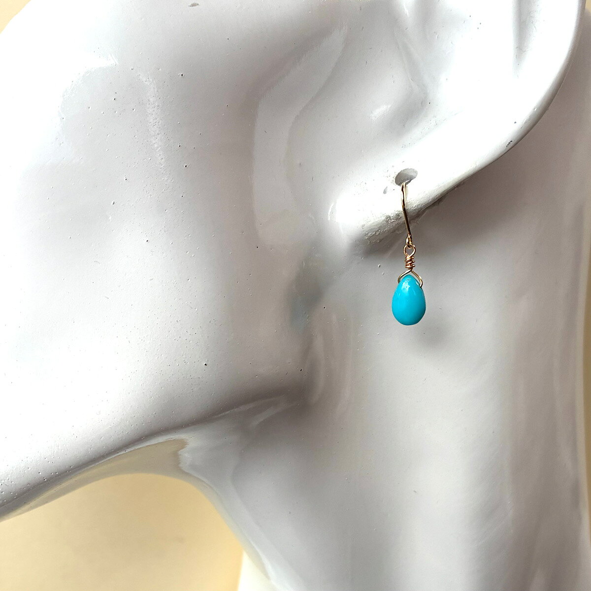 K18 ターコイズ ピアス イヤリング ★ アリゾナ産 キングマン ターコイズ (M) 7～8mm ドロップ フックピアス 天然 トルコ石 K18YG 18金イエローゴールド アメリカン チャーム 18K ギフト 誕生日 バースデー プレゼント 結婚記念日 クリスマス ホワイトデー 母の日 贈り物 rtav-10000844 ジュエリーショップ Varuna サンプル画像3