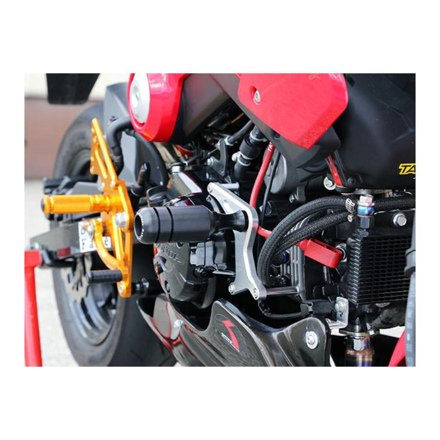 メーカー名：ベビーフェイスメーカー品番：006-SH026万が一の転倒で、車体のダメージの低減が期待できるフレームスライダーは、ミニクラスのバイクでも必需品です。 特にGROMは、街乗りはもちろん、サーキット走行も楽しいバイクなので尚更です。 フレームスライダーの本体は、摩擦係数の小さいジュラコン樹脂を使用しており、転倒時の衝撃を滑らせることで低減します。適合情報：ホンダ[HONDA] GROM [グロム125] 13-16色[カラー]：ブラック材質[素材]：ジュラコン樹脂備考：エンジンカバーボルト交換「ジュラコン(R)」はポリプラスチックス株式会社の登録商標です。◆万が一の転倒で、車体のダメージの低減が期待できるフレームスライダーは、ミニクラスのバイクでも必需品です ◆特にGROMは、街乗りはもちろん、サーキット走行も楽しいバイクなので尚更です ◆フレームスライダーの本体は、摩擦係数の小さいジュラコン樹脂を使用しており、転倒時の衝撃を滑らせることで低減します 【注意】 ※オイルレベルゲージの位置がエンジンカバー前方へ変更前の車両用です「ジュラコン(R)」はポリプラスチックス株式会社の登録商標です。