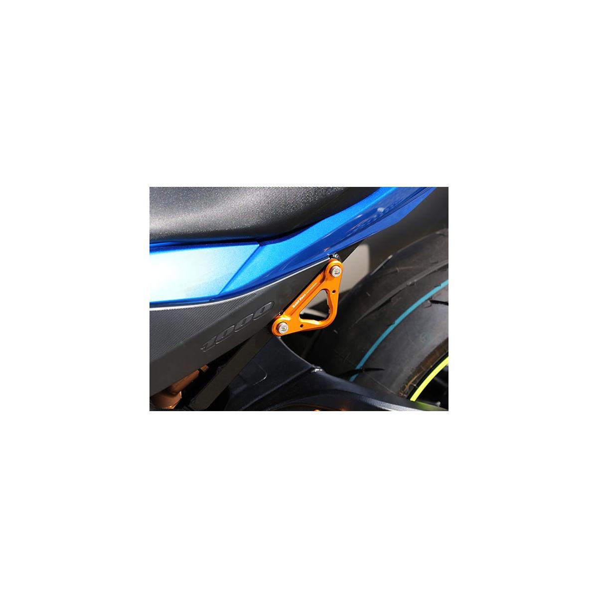 メーカー名：ベビーフェイスメーカー品番：005-FS004GD適合情報：スズキ[SUZUKI] GSX-R1000 17色[カラー]：ゴールド備考：※製品は左用のみです◆ノーマルのタンデムホルダーを外し、そこに取り付けていただきますと、バイクを車載する際のタイダウンベルトのアンカーポイントとしてご使用いただけます ◆GSX1000Rでサーキット走行等を楽しまれる方は、ワンポイント的なアクセサリーにもなる、このレーシングフックを是非ご活用下さい ◆カラー：ゴールド ※左用のみです
