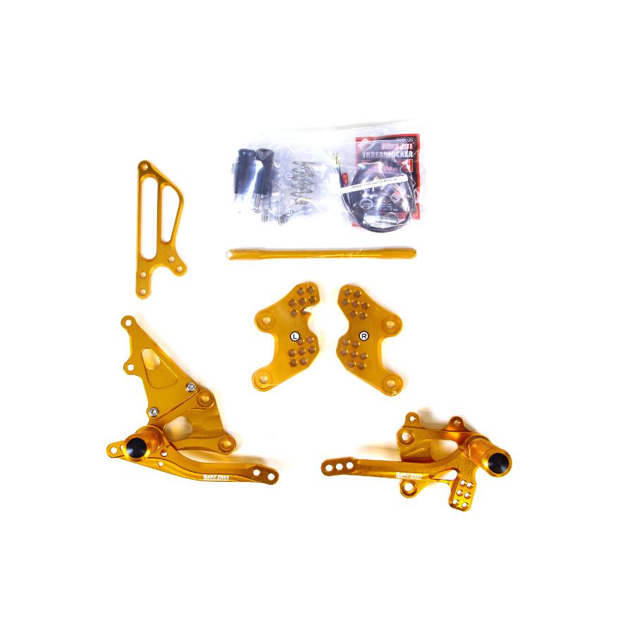 メーカー名：ベビーフェイスメーカー品番：002-H008GD7ポジション可変バックステップキットです。最高の操作性を目指し、可動部分には精密ミニチュアベアリングをダブルで採用。ガタは皆無です。またステップバーに特殊なロレット加工を施し、最高のノンスリップ性を誇ります。ポジションはサーキット走行から、一般市街路までを考慮して決定しています。仕上げはシルバー、ブラック、ゴールドの3色から選択していただけます。販売備考：純正ヒ-トガ-ドは使用できません　チェンジ：正/逆　スイッチ：P1.25 7ポジション適合情報：ホンダ[HONDA] CBR600RR 03-06ポジション：7移動量[UP/BACK]：10/0 20/0 10/10 20/10 30/10 20/20 30/20シフトパターン[正逆チェンジ]：正／逆チェンジ可能色[カラー]：ゴールド材質[素材]：アルミニウム備考：＊純正ヒートガードは使用出来ませんスイッチ[有/無]：P：1.25◆CBR600RR 03-06用の、7ポジション可変バックステップキットです ◆最高の操作性を目指し、可動部分には精密ミニチュアベアリングをダブルで採用 ◆ガタは皆無です ◆またステップバーに特殊なロレット加工を施し、最高のノンスリップ性を誇ります ◆ポジションはサーキット走行から、一般市街路までを考慮して決定しています ◆カラー：ゴールド