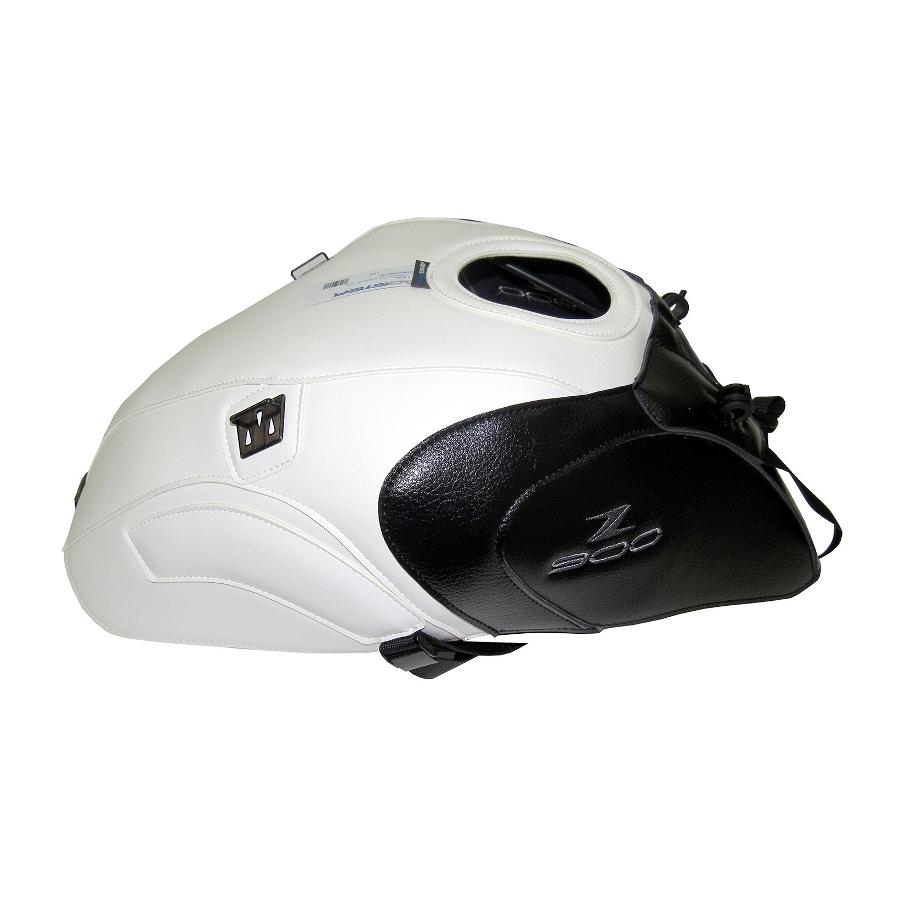 メーカー名：バグスターメーカー品番：1726Jヨーロッパのバイク文化が生んだタンクをカバーするための商品。幅広いカラーバリエーションで、愛車のイメージチェンジに最適です。タンクの保護はもちろん、専用タンクバッグのベースとしてもご使用いただけます。マグネット式の製品と違い、高速走行中にバッグが浮く心配はありません。販売備考：参考カラー: Z900 20年式(海外) ホワイト/ブラック ※仕様変更によりバックルの色が写真と異なる場合がございます。仕様のご指定はお受けできかねますのでご了承ください。適合情報：カワサキ[KAWASAKI] Z900 ABS付 [ZR900B] 18-24色[カラー]：ホワイト/ブラック材質[素材]：PVC(合皮)加工[有/無]：無内容量[数量]：タンクカバー本体型番：1726備考：※仕様変更によりバックルの色が写真と異なる場合がございます。仕様のご指定はお受けできかねますのでご了承ください。特記事項：合皮製のため装着後、車体に馴染むまでしばらく時間がかかります。特に給油口付近、フチの部分など若干浮いた状態になる場合がございますが、仕様ですので製品に問題はありません。タンクバッグ装着時、バッグのサイズ・車種によっては乗車姿勢やハンドリングに支障が出たり、カウルへの干渉が発生する場合がございます。乗車前には必ず運転操作に問題が無いかご確認ください。使用上の注意：【取付時】タンクに砂等の異物が入っている場合、擦れてタンクに細かな傷が発生する可能性があります。洗車後タンクが乾いた状態で取り付けを行ってください。【お手入れ】定期的に取り外し、タンクとタンクカバーのクリーニング、およびメンテナンスを行ってください。汚れが気になる場合は、マイクロファイバーでふき取るか、中性洗剤を使用し、ぬるま湯で洗い流してください。万が一雨などで濡れた場合には、陰干しをして、乾燥した上でご使用ください。関連商品：品番：XSR210，XSR259