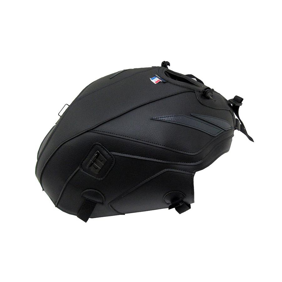メーカー名：バグスターメーカー品番：1738Aヨーロッパのバイク文化が生んだタンクをカバーするための商品。幅広いカラーバリエーションで、愛車のイメージチェンジに最適です。タンクの保護はもちろん、専用タンクバッグのベースとしてもご使用いただけます。マグネット式の製品と違い、高速走行中にバッグが浮く心配はありません。販売備考：参考カラー: MT-07 18年式 マットブラック/アンスラサイト ※仕様変更によりバックルの色が写真と異なる場合がございます。仕様のご指定はお受けできかねますのでご了承ください。適合情報：ヤマハ[YAMAHA] MT-07 18-20色[カラー]：マットブラック/アンスラサイト材質[素材]：PVC(合皮)加工[有/無]：無内容量[数量]：タンクカバー本体型番：1738備考：※仕様変更によりバックルの色が写真と異なる場合がございます。仕様のご指定はお受けできかねますのでご了承ください。特記事項：合皮製のため装着後、車体に馴染むまでしばらく時間がかかります。特に給油口付近、フチの部分など若干浮いた状態になる場合がございますが、仕様ですので製品に問題はありません。タンクバッグ装着時、バッグのサイズ・車種によっては乗車姿勢やハンドリングに支障が出たり、カウルへの干渉が発生する場合がございます。乗車前には必ず運転操作に問題が無いかご確認ください。使用上の注意：【取付時】タンクに砂等の異物が入っている場合、擦れてタンクに細かな傷が発生する可能性があります。洗車後タンクが乾いた状態で取り付けを行ってください。【お手入れ】定期的に取り外し、タンクとタンクカバーのクリーニング、およびメンテナンスを行ってください。汚れが気になる場合は、マイクロファイバーでふき取るか、中性洗剤を使用し、ぬるま湯で洗い流してください。万が一雨などで濡れた場合には、陰干しをして、乾燥した上でご使用ください。関連商品：品番：XSR210，XSR259