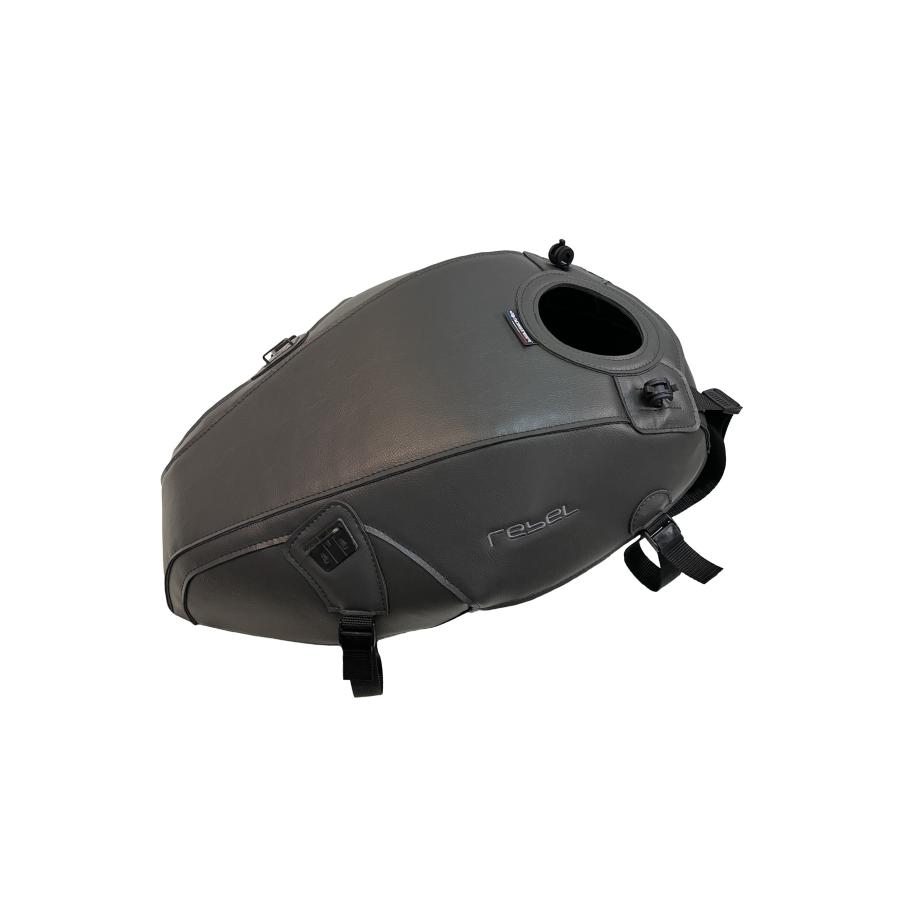 メーカー名：バグスターメーカー品番：1826Aヨーロッパのバイク文化が生んだタンクをカバーするための商品。幅広いカラーバリエーションで、愛車のイメージチェンジに最適です。タンクの保護はもちろん、専用タンクバッグのベースとしてもご使用いただけます。マグネット式の製品と違い、高速走行中にバッグが浮く心配はありません。販売備考：スカイグレー ※仕様変更によりバックルの色が写真と異なる場合がございます。仕様のご指定はお受けできかねますのでご了承ください。適合情報：ホンダ[HONDA] Rebel1100 21-24ホンダ[HONDA] Rebel1100T DCT 21-24色[カラー]：スカイグレー材質[素材]：PVC(合皮)加工[有/無]：無内容量[数量]：タンクカバー本体型番：1826備考：※仕様変更によりバックルの色が写真と異なる場合がございます。仕様のご指定はお受けできかねますのでご了承ください。特記事項：合皮製のため装着後、車体に馴染むまでしばらく時間がかかります。特に給油口付近、フチの部分など若干浮いた状態になる場合がございますが、仕様ですので製品に問題はありません。タンクバッグ装着時、バッグのサイズ・車種によっては乗車姿勢やハンドリングに支障が出たり、カウルへの干渉が発生する場合がございます。乗車前には必ず運転操作に問題が無いかご確認ください。使用上の注意：【取付時】タンクに砂等の異物が入っている場合、擦れてタンクに細かな傷が発生する可能性があります。洗車後タンクが乾いた状態で取り付けを行ってください。【お手入れ】定期的に取り外し、タンクとタンクカバーのクリーニング、およびメンテナンスを行ってください。汚れが気になる場合は、マイクロファイバーでふき取るか、中性洗剤を使用し、ぬるま湯で洗い流してください。万が一雨などで濡れた場合には、陰干しをして、乾燥した上でご使用ください。