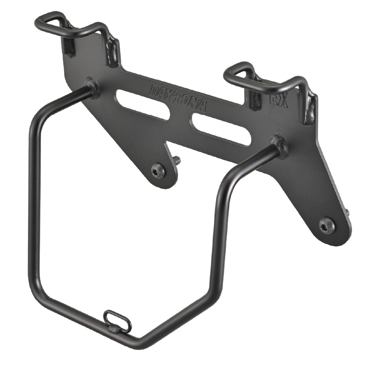 メーカー名：デイトナメーカー品番：63965●適合車種: レブル1100/DCT(21-25) 右側専用●バッグのリアタイヤへの巻き込みを防止し、走行中の不安や危険を解消●ヘンリービギンズのサドルバッグ9L以下(高さ200mm以下)の装着を推奨●対応バッグ:ベルト掛け内幅約40mm / 左右ピッチ190mm(センター間) / ベルトピッチ200mm。・ワンタッチサドルバッグ対応:9L / 12L●サドルバッグサポート取付キット(品番:97065)を使うことで、グラブバーキャリアを同時装着可能販売備考：キャンセル不可商品です。※ グラブバーキャリアと同時装着の場合は、サドルバッグサポート取付キット(品番:97065)が必要です。サドルバッグとマフラーのクリアランスが50mm以上確保できるように装着してください。