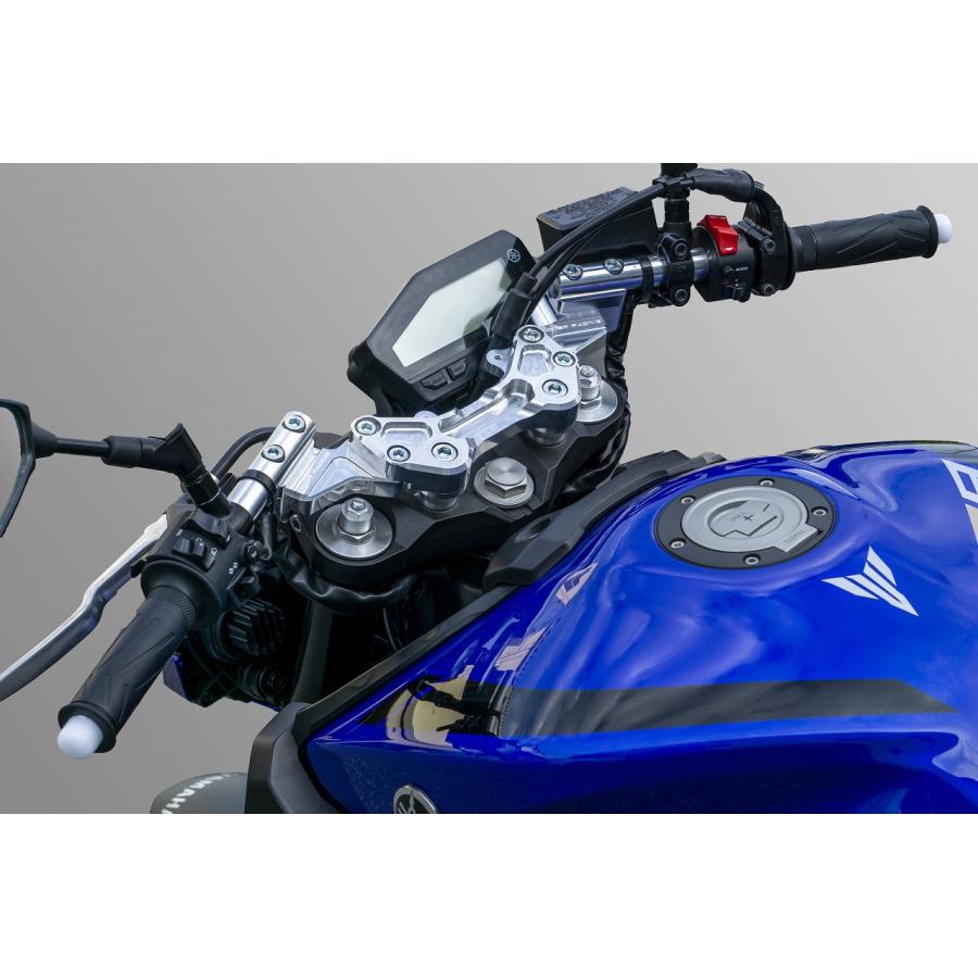 メーカー名：オーヴァーレーシングメーカー品番：55-451-11適合情報：ヤマハ[YAMAHA] MT-09 17-色[カラー]：シルバーアルマイト仕上げサイズ：【ハンドルバークランプ5mmのみ装着時（純正比）】・ハンドルバー垂角0°：約-65mm・ハンドルバー垂角5°：約-80mm・ハンドルバー垂角10°：約-95mm　【ハンドルバークランプ5mm+10mmUPスペーサー装着時（純正比）】・ハンドルバー垂角0°：約-55mm・ハンドルバー垂角5°：約-70mm・ハンドルバー垂角10°：約-85mmキット内容：ハンドルバー・クランプ・スペーサーのキット付属品：※バーエンドキャップ（樹脂/白）付属※取付けボルト類付属備考：※高さ調整：0mm/10mm（スペーサー使用時）※ハンドルバー垂れ角調整：0/5/10度 ※絞り幅：780.0〜790.05mm ※STDケーブル・ホース・スイッチハウジング対応※ハンドルロック使用可能2021/03/29メーカーサイトより転載　（情報はメーカーにて更新されている場合があります）◆MT-09のキャッチコピーでもある「もっと自由に、もっと自在に」というのをコンセプトに開発◆剛性の向上によりフロントの操作感がダイレクトかつクイックになり、より自在にMTを操る楽しさを感じる事が出来ます◆ほど良い前傾姿勢を取ることで、ワインディングなどで積極的なライディングをより楽しむことが出来ます◆またOVER特有のアルミ削り出しパーツは、こだわり抜いた構造により機能美を創出します◆純正のトップブリッジを使用する事で簡単に交換することが可能に◆ポジションも各部に調節機構を設けており、最適なポジショニングを選択することが出来ます◆カラーリングはSILとBLKの二種類から選択でき、好みに合わせたカスタムも楽しみください◆適合車種：MT−09（17-20）◆シルバーアルマイト仕上げ◆付属：取付けボルト類