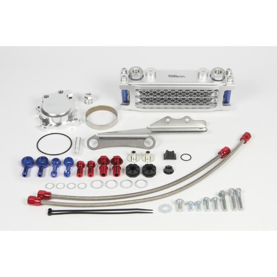 メーカー名：スペシャルパーツタケガワメーカー品番：07-07-0007販売備考：CRF250L（MD38-1000001〜/MD44-1000001〜）CRF250 RALLY（MD44-1000001〜）適合情報：ホンダ[HONDA] CRF250L [MD44] ホンダ[HONDA] CRF250L [MD38] ホンダ[HONDA] CRF250M [MD38] ホンダ[HONDA] CRF250M [MD44] ホンダ[HONDA] CRF250 RALLY [ラリー MD44]長時間走行によるエンジンの油温対策に最適なオイルクーラーキットです。 対応車種CRF250L・CRF250 RALLY :CRF250L(MD38-1000001-/MD44-1000001-) :CRF250 RALLY(MD44-1000001-) ■ 詳細 長時間の走行や夏季におけるエンジンの油温対策に最適な、冷却効果に優れたオイルクーラーキットです。 CRF250L・CRF250 RALLY 共に一部カバー・カウルを加工することで、純正スタイルを崩すこと無く美しく収まります。 装着時の存在感もあり、車両のカスタムイメージを高めます。 オイルフィルター装着部に専用アダプターを装着することで、オイルクーラーへのオイル取出しが行えます。 純正オイルフィルターは、そのまま使用可能です。 専用アダプターはアルミ材を精巧に削り出し、表面にアルマイトを施しています。装着時、エンジン周りを美しく演出します。 更に、専用アダプターには、サーモスタットの取付け構造(特許取得構造)を採用。 別売サーモスタットユニットをご購入頂く事で、オーバークールを防止することが出来ます。 ■サーモスタットユニット 02-01-5052 オイルクーラー取付けステーは、錆に強いステンレス材を採用。 オイルホースには、ステンレスメッシュをホースに施したスリムラインホースを採用。 バンジョー装着部のカラーアルマイトとステンレスメッシュが車両のドレスアップ効果を高めます。 ■ 注意事項 CRF250L へ取付ける際、フロントリザーブタンクカバーの一部加工が必要になります。 CRF250 RALLY へ取付ける際、フロントリザーブタンクカバーに加え、シュラウドカバー、ミドルカバー、フロントアンダーカバーの一部加工が必要になります。 CRF250M への装着に関しましては、現車未確認につき、対象車両外にしております。