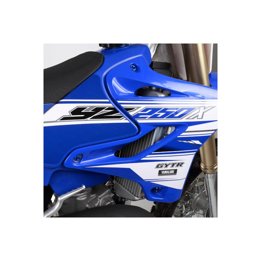 メーカー名：ジータメーカー品番：ZE88-5456◆アルミ合金 A7009 T-6を採用し、純正ボルトに比べて50％以上の軽量化 ◆頭部の六角2面幅は8mmとし、高精度に切削加工 ◆ネジ山部は転造製法によって引張り強度が高く、緩みにくい ◆表面処理には耐食性に優れるカラーアルマイト加工し、フランジ面が大きいボルトにはレーザープリントロゴを施す ◆レーサーから主要トレール車までラインナップ ◆カラー：ブルー 【セット内容】 ◇レーサー ・フロントナンバープレート ・フォークガード ・シュラウド ・サイドパネルボルト ◇トレール車 ・フォークガード ・シュラウド ・サイドパネルボルト