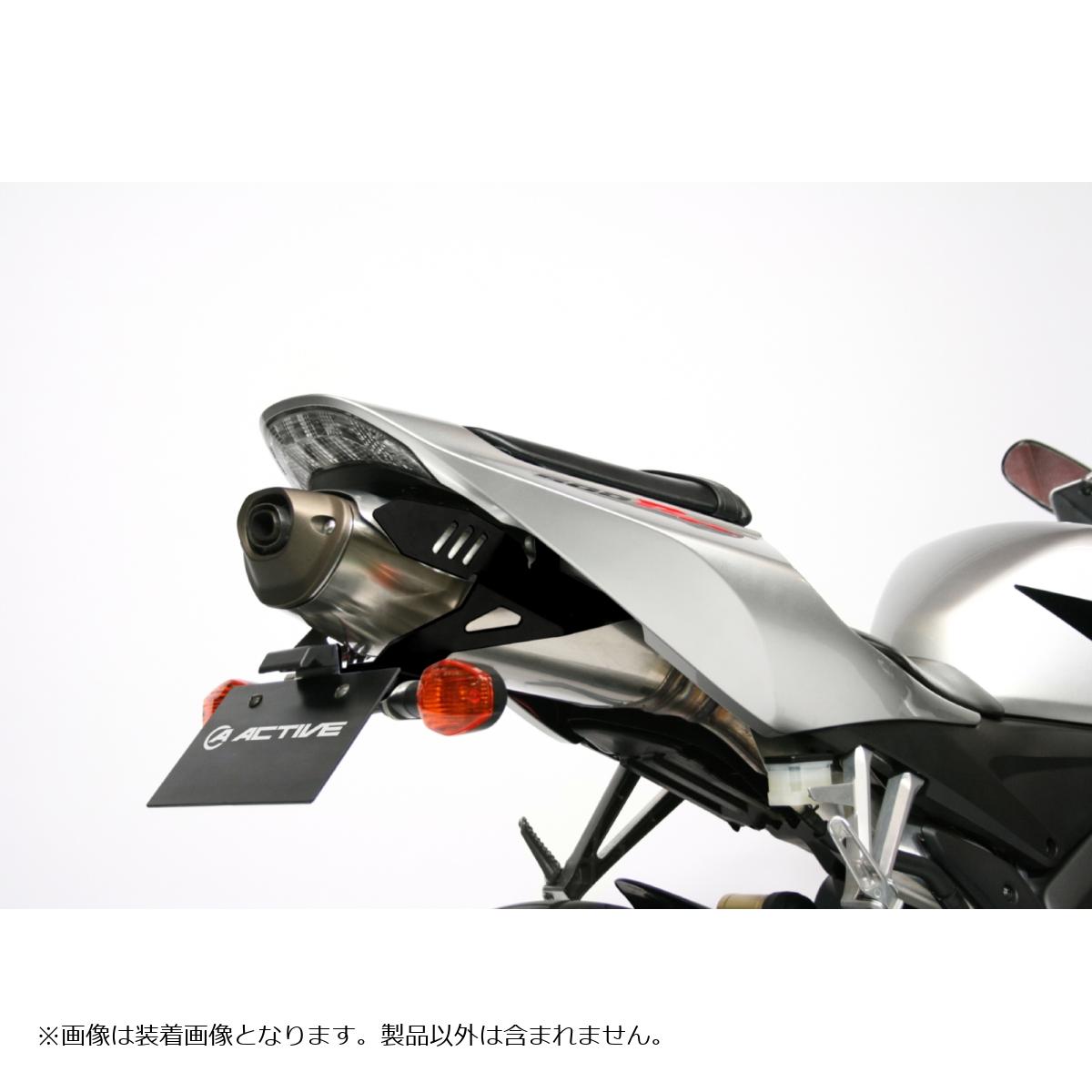 メーカー名：アクティブ メーカー品番：1151056 販売備考：汎用リフレクターKIT必要　CBR1000RR 06-07適合します。 適合情報： ホンダ[HONDA] CBR600RR 05-06 ホンダ[HONDA] CBR1000RR 06-07 カラー：ブラック 材質[素材]：アルミ製 ライセンス灯[有/無]：LEDナンバー灯 リフレクター[有/無]：無し 備考：＊ブラックのみの設定です＊装着には別売りのリフレクターキットが必要です適応車両 ：CBR600RR 05-06/CBR1000RR 06-07商品説明・取扱注意事項 ：●ステー部一体式のアルミ製サイドカバーデザイン※そのままでは剥き出しになるヒートガードを隠します。※別途、リフレクターKITが必要です。商品概要等 ：ノーマルのリアフェンダーと交換し、シャープでスポーティなスタイリングを得ることができます。アルミ材を用いた樹脂製品にはない高い耐久性と、小物入れやノーマルウインカー対応など機能性にも溢れた仕様です。スタイリッシュで安全(合法)をボルトオンでご提供します。ノーマルフェンダーをカットしてしまうのも1つの方法ですが、テール部分には安全を確保するための法規制が意外にもぎっしりと詰まっています。その中で、ウインカーやナンバーの位置などをセンスよくまとめました。■アルミ製耐久性が高く、剛性感のある素材としてアルミを採用。※一部車両を除きます。■2色のカラー設定アルミ地のシルバーとアルマイト処理されたブラックの2色をラインナップ。※一部車両を除きます。■防水シートフェンダー内部への水の浸入を防ぐためのゴム製シートを付属。■ナンバーの角度ナンバーは後方からはっきりと確認できなければなりません。その条件に沿う限界の角度まで計算されたスタイルを追求しています。※一部車両を除きます。■LEDナンバー灯(LED仕様)高輝度白色LEDを使用した軽量・小型・省電力のナンバー灯です。適切な照射ができるよう、角度も設定済みです。■小物入れ&荷掛フック純正の機能を犠牲にすることがないように配慮しています。小物入れ・荷掛けフック等純正と同じようにお使いいただけます。※一部車両を除きます。■ウインカー後方から見える表面積が重要となるため、ノーマルウインカーを適切な位置に装着するよう設計されています。社外ウインカーへの変更を考慮し、ウインカーステー取り外し可能なタイプも一部設定しています。■リフレクター(別売り)軽量で小型のアルミ製リフレクター。フェンダーレス化によってリフレクターがなくなってしまう車両の必需品です。