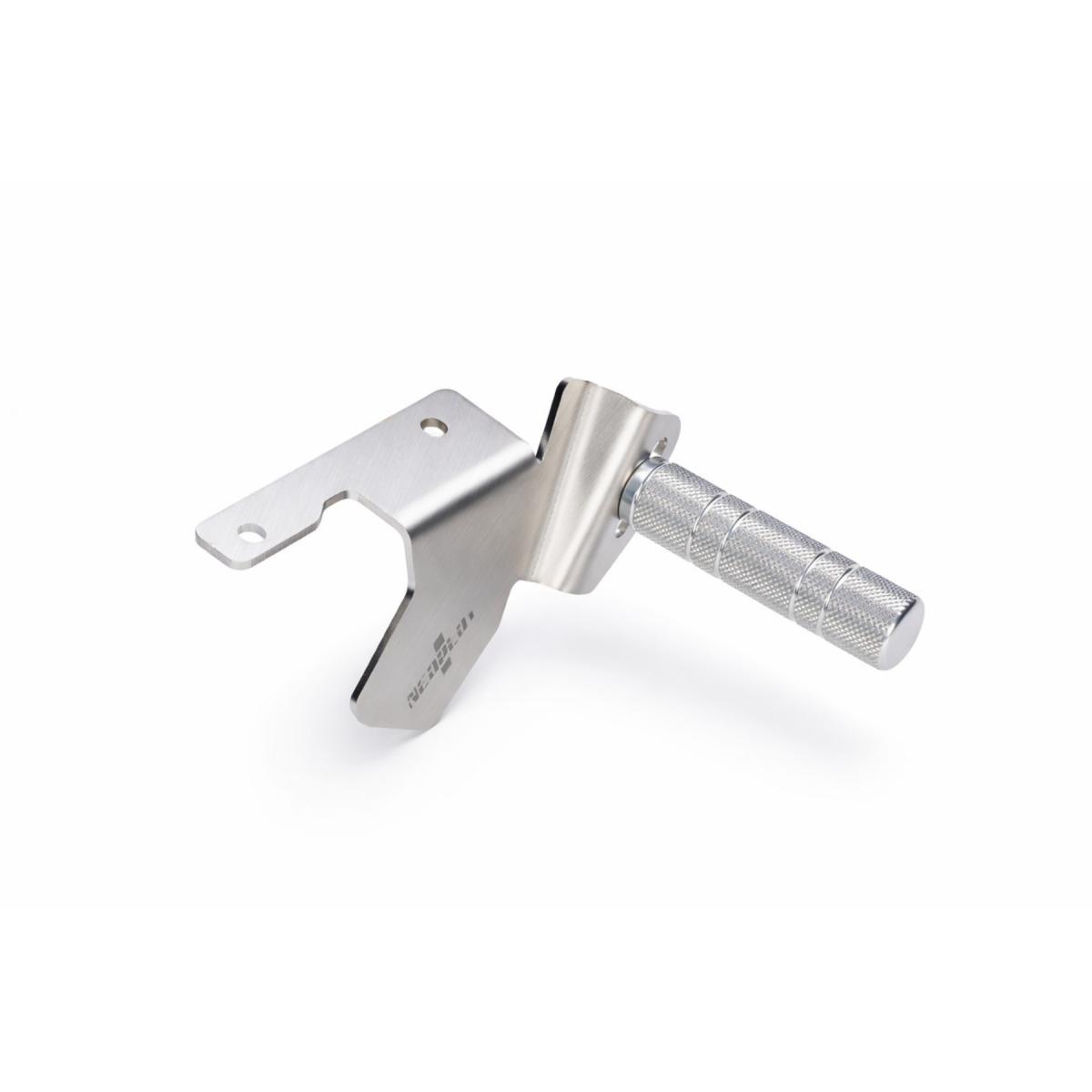 メーカー名：ネオプロト 4リンメーカー品番：NP74260【 ドライビングポジションは左足で決まる! 】NEOPLOTフットレストバーNEOは、ドライビングポジションを決めるうえで、最も重要な左足(軸足)を置く 『フットレストのポジションを最適化』 するために開発。左足を置いた瞬間にグリップ感が伝わり軸足を決めることができます。これまで左足をプレート(平面)で受けるのが常識になっているフットレストを、『バー(丸棒)』で受けることで、驚くほど安定したドライビングポジションを実現。アクセルペダルに置いた右足と、フットレストバーNEOに置いた左足の位置関係がシンメトリーに近い状態になるため身体のズレが修正され、より自然な姿勢で運転することができます。販売備考：適合: ホンダ シビックタイプR MT車 *バー幅：90mm色[カラー]：ベースプレート:ヘアライン／バー:シルバー（アルマイト）サイズ：バー幅:：90mm重量[グラム]：310材質[素材]：ベースプレート：ステンレス（SUS304） t＝2.0／バー：ジュラルミン（A2017）加工[有/無]：無内容量[数量]：1【 疲労軽減効果 】フットレストバーNEOは平面でワンポジションでしか安定しない一般的なフットレストと違い、フットバーを起点に左足(首)の動きに自由度を持たせることができます。これにより、体形によって変化するドライビングポジションにも、違和感なく最適な姿勢を保つことができるようになります。無理のない姿勢を保てるため、ロングドライブ時における疲労の軽減につながります。【 調整可能なフットポジション 】左足を置くバーの位置は、2か所調整が可能ですのでドライバーの好みにあわせてご使用いただくことができます。【 機能性とデザイン性を両立 】ベースプレートには、ステンレスSUS304(ヘアライン)を採用。足元の質感を高めています。バーには、強度の高いジュラルミンを採用。グリップ力を高めるため切削ローレット加工を施しています。