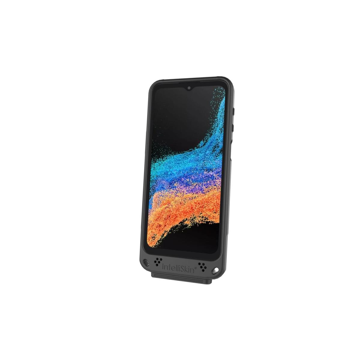 メーカー名：ラムマウントメーカー品番：RAM-GDS-SKIN-SAM84カタログ品番：P115-2436Intelliskinシリーズは主にGDS Technology製品と組み合わせて使用する機種専用設計の保護ケースです。ケース本体にポゴピン端子への充電端子変換機構が組み込まれており、専用の充電ドックにセットするだけでデバイスの充電が可能に。通常の充電ケーブルを脱着することによるロスを削減し、頻繁な抜き差しによって発生する接続不良のリスクを低減します。各種ボタンやカメラなど各種インターフェースへのアクセスも用意で、ハンドスタンドやショルダーストラップをはじめとした豊富な追加アクセサリーを組み合わせることで必要に応じて機能を拡張することができます。色[カラー]：ブラック重量[グラム]：105材質[素材]：ポリカーボネート、TPE(Thermoplastic Elastomers)内容量[数量]：1個使用上の注意：※取付け時は使用環境、取付け箇所の必要に応じて適宜市販の緩み止め接着剤などを使用して確実に固定してください。※必ず使用用途に合った耐荷重のボールサイズをお選びください。また万が一の脱落防止のため、装着機器には脱落防止用ストラップなどを使用してください。※製造工程上、製品表面の塗膜に一部色ムラや剥がれ、バリが見受けれらる場合がございます。製品の使用・機能的に問題がない場合は補償対象外となります。適合機種：【Samsung/サムスン】 Galaxy XCover6 Pro