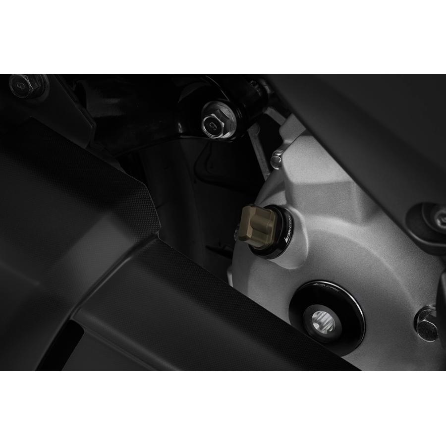 メーカー名：バイカーズメーカー品番：Y0315-TINバイカーズとは、タイ王国でアルミビレットパーツを製造するアクセサリーメーカーです。独創的なデザインと美しいカラー配色を重視し、品質はタイブランドの中でもトップクラス。豊富なカラーバリエーションの中からお好みの一品をお選び頂けます。販売備考：参考納期に表示されている日付は現地メーカーに在庫が有り、これから取寄せた場合の参考納期となります。　カラーによって納期が大幅に変動しますので、納期変更の際は予めご容赦下さい。適合情報：ヤマハ[YAMAHA] X-MAX250 18-22ヤマハ[YAMAHA] XMAX 18-24色[カラー]：チタン材質[素材]：アルミ加工[有/無]：無型番：Y0315特記事項：海外輸入品のため若干の小キズや色あいの異なる場合がありますので、ご理解の上ご購入をお願い致します。小キズ、色あいの異なりによる返品はお受けできません。