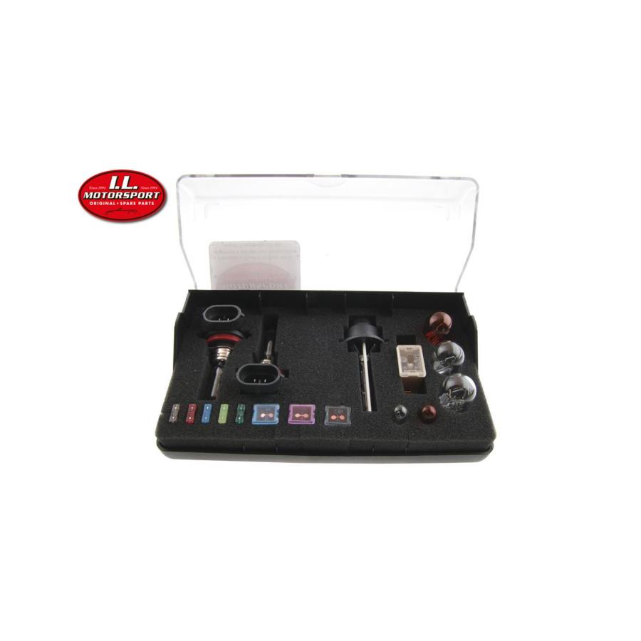 メーカー名：アイエルモータースポーツメーカー品番：NC1-7051999-X適合情報：マツダ［MAZDA］ ロードスター NCEC 05-08タイプ：バルブ＆ヒューズリペアボックス重量[キログラム]：0.27加工[有/無]：車両の状態によっては取付に加工を要する場合がございます。使用箇所：メンテンナンスパーツ内容量[数量]：1セット備考：・海外輸入品のため若干の小キズや色合いの異なる場合がございますので、ご理解の上ご購入をお願い致します。小キズや色合いの異なりによる返品はお受けできません。・表示されている参考納期は本国に在庫があった場合のおおよその目途となります。欠品などによって納期は大幅に変動する可能性がございますので、納期変更の際はあらかじめご容赦ください。・製品のデザイン等は予告なく変更になる場合がございます。NCロードスター（HID車）用に作られた専用のバルブとヒューズのリペアボックス。ヘッドライトバルブやブレーキライトバルブはもちろん用品店などでは簡単に手に入らないスローブローヒューズなどもあり、旅先でヒューズの劣化により走れなくなった際も安心です。※D2SとH9バルブが付属します。※海外製品につき一部使用しないバルブなどが含まれている場合がございます。※2005-2008（NC1）専用品です。