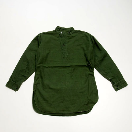 ■1950's頃のスウェーデン軍のM-55 スタンドカラー プルオーバーシャツです。 スウェーデン軍が1955年に採用したプルオーバーシャツです。 その中でも初期に数年間のみ生産されていたスタンドカラータイプの非常に希少なモデルです。 ミリタリーシャツらしからぬ品のあるディテールは1枚で着映えする、流行に左右されることのない洗練されたヴィンテージのクラシカルなプルオーバーシャツです。 ■COLOR : カーキ ■SIZE : 身幅56cm・肩幅47cm・ 着丈80cm・袖丈58cm 状態 A DEADSTOCK/未使用品 B 汚れやダメージのないUSED品 C 汚れやダメージが目立たないUSED品 D 汚れやダメージが目立つUSED品