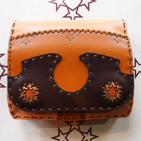 ■ミシン製法は使用せずオールハンドメイドでの生産をしているレザープロダクトブランド『ojaga design（オジャガ デザイン）』の2つ折りタイプのレザーウォレットです！ コインケース部分は大きく、カードケースは数枚のカードやレシートが収...