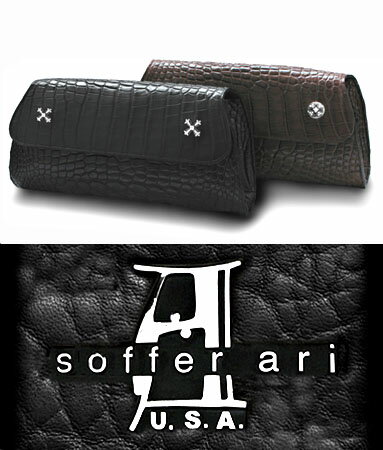 商品名 CROCODILE CLUTCH N.C. BADGES WITH PAVE DIAMONDS BAG クロコダイルレザークラッチバッグ N.C.バッヂズ w/パヴェダイヤモンド スタイル 大胆にして繊細美麗な世界。新発想ゴージャスジュエリーにアパレルラインやインテリア小物にソファまでも作ってしまうトータルブランド。 ロサンゼルスでは、ハリウッドスターの顧客を数多く抱える世界的ブランドの1つ。世界観やコンセプト、デザインにアイテムは引けを取らないそれ以上のカッコ良さがソファーアリにはあります。全てデザイナー兼職人のアリ氏が一人で製作する完全ハンドメイドだからこそ、仕上がりのクオリティは最高品質であり、天然石や高級レザーしか使用しないこだわりが、ソファーアリの大人のシャレた雰囲気をコーディネートする。日本ではあまり知られていないブランドではありますが、人とはかぶらない違うもの、珍しい新しいものをお探しの方にはおすすめです。 アクセサリー メンズ アクセサリー レディース/本革 バッグ メンズ 本革 バッグ レディース/レザーベルト バックル 帽子 キャップ/シルバー925 ゴールド 革製品 レザー/ボストンバッグ 大型 手提げ バックパック 肩がけ ショルダーバッグ 斜めがけ バッグインバッグ ロック パンク コア ハード 個性的 斬新 オシャレ かっこいい 高級ブランド 高級 ハイクラス カジュアル フォーマル かわいい 可愛い 普段使い 会社 仕事用 ビジネス オフィス 通勤 出張 社会人 大人 学校 通学 大学生 デイリー 旅行 お出掛け 20代 30代 40代 50代 60代 商品詳細 素材 レザー(本革)/シルバー925(silver925)/ダイアモンド-革について-一つ一つ天然の革を使用している為、「バラ傷」(生きている際の自然の傷)や「シワ」「血スジ」「色ムラ」などが御座います。そちらは天然であるが故のものですので、そちらも踏まえて革本来の良さをお楽しみ下さいませ。 カラー ブラック・ブラウン/シルバー/クリアー ※出来るだけ実物のお色に近づける様に撮影しておりますが、室内照明での撮影の為、商品画像と実物のお色は多少違う場合が御座いますのでご了承下さいませ。 お使いのモニター設定(明るさ・コントラスト等)によっても色の見え方が異なります。 サイズ H(縦幅)-cm×W(横幅)-cm×D(厚)-cm収納×- 外ポケット×- 内ポケット×- /ハンドル-cm ストラップ-〜-cm ※上記実寸サイズは当店で計測しておりますので、実際の商品と誤差が出る場合が御座います。 重量 約 生産地 アメリカ製（USA） 付属品 正規保護袋 関連ワード ネックレス ペンダント チェーン/リング 指輪/ピアス ブレスレット バングル ウォレットチェーン/メンズバッグ/レディースバッグ/鞄 メンズ/鞄 レディース/レザーショルダーバッグ レザートートバッグ レザーリュック レザーバッグパック レザーボストンバッグ レザークラッチバッグ/BAG/かばん/カバン/機能美 高性能 安定性 機能性 利便性 容量 収納 ポケット/ 大人気 流行り 話題 ランキング ヒット トレンド イチオシ オススメ 売れ筋 USA 米国 アメリカ製 専門店日本 JAPAN 取扱店 店舗 お店 ショップ ギフト プレゼント ギフト 贈り物 誕生日 バースデー ホワイトデー バレンタインデー クリスマス xmas 記念日 お祝い 結婚式 ウェディング 母の日 父の日 ご褒美 喜ぶ 1月 2月 3月 4月 5月 6月 7月 8月 9月 10月 11月 12月/ 春 夏 秋 冬 / 彼氏 パパ 旦那 夫 息子 弟 兄 父 祖父 おじいちゃん 男性用 紳士 男友達 彼女 ママ 嫁 妻 娘 妹 姉 母 祖母 おばあちゃん 女性用 婦人 女友達 予約注文（受注生産） オーダーを承ります。「予約注文」よりご注文下さい。納期は約1-2ヶ月程度です。詳細は折り返しご連絡いたします。大胆にして繊細美麗な世界 新発想ゴージャスジュエリーにアパレルラインやインテリア小物にソファまでも作ってしまうトータルブランド。 The Soffer Ari line of clothing and accessoriesis made entirely by hand in Los Angeles. 多くのアクセサリーブランドがありますが、世界観やコンセプト、デザインにアイテムは引けを取らないカッコ良さがソファーアリにはあります。全てデザイナー兼職人のアリ氏が一人で製作する完全ハンドメイドだからこそ、仕上がりのクオリティは最高品質であり、天然石や高級レザーしか使用しないこだわりが、ソファーアリの大人のシャレた雰囲気をコーディネートする。レザーはヨーロッパとアメリカの良質なものを使用。レザー製品の強度や斬新なアパレルラインはロスをはじめ、多くのセレブから絶賛・敬愛されています。カジュアルでワイルドなメンズラインを是非とも楽しんでほしい。 Rock Spirit 強烈なインパクトと力強さで見る者の目を釘付ににする ソファーアリの魅了され続ける世界の顧客たち。 ソファーアリのジュエリーが放つ上品な雰囲気は、大人の綺麗な女性らしさを表現する自分自身の身体の一部として、ラグジュアリーテイストで魅力的なデザインの数々。レディースラインも充実しており、ハリウッド女優などのセレブを数多く魅了し続けている。 愛用者にはコリンファレル、ロビーウィリアムス、アーノルドシュワルツネッガー、トミーリーとスティーブンタイラーやレニー・クラヴィッツが、日本でもサッカー元日本代表H・Nもを愛用しております。ハリウッド、世界中のセレブやミュージシャン等を魅了し顧客とし、アメリカでは勢いを増すセレブブランド。 Luxury 高級な素材と繊細な細工が生み出す特別なクラス感 Los Angelesの工房で職人がひとつひとつ丁寧に製作。 Soffer Ari clothing and accessories are treasured by various clients here and abroad. The Soffer Ari collection is a very large and extensive collection. 1996年よりレザーウェアの製作を始め、現在では衣類やアクセサリーとインテリアまで幅広く展開するSofferAriの種類豊富なアイテムは、ロサンゼルスの工房でデザイナー自ら全工程の制作に携わり、完全ハンドメイドで作られています。 ボタンやアクセサリーにセットされるダイヤモンドなどの天然石は、手作業で品評されるため、全てが厳選された最高な質を持つ本物の宝石を贅沢に使い究極のラグジュアリーを演出している。服やアクセサリーに使用されるボタンと金属は全て純銀のシルバー925や純金。ジッパーにはスイス製のRiriやYKKアメリカのものを使用。豊富な種類がありディテールに至るまで精巧に作られた作品ばかり。 CROCODILE CLUTCH N.C. BADGES WITH PAVE DIAMONDS BAG レザー バッグ品番：sacc800 Soffer Ari FLAG SHOP in Los Angeles ロバートソン・ブルーバード世界中のセレブ御用達の街。 様々な有名店が建ち並ぶ1画にソファーアリのフラッグショップがございます。店内は落ち着いた空間で、統一されたダークカラーが高級感ある大人の雰囲気を出し、ソファーアリの世界観を表現した大人の空間。 PRODUCT DETAILS