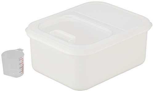 透明/-/1270・パッケージ個数:1・本体サイズ:約W27×D34.4×H14.9cm・素材・材質:本体・残米パック=ポリプロピレン/フタ=ポリエチレン/窓・ハンドル・ライスカップ=スチロール樹脂・生産国:日本・保存容量:本体/お米約6kg、残米パック/約4合使いやすさにこだわった、気くばりいっぱいの米びつ。 システムキッチンやカップボードの引き出しにスッキリおさまるサイズ。 残ったお米と新しいお米を分けられる「残米パック」付き。残ったお米を残米パックに移して新しいお米を本体に保存。残米パックからライスカップへお米が注げるようになっているので残ったお米をキチンと使い切ってから新しいお米を使える。 窓は透明で中身の確認も簡単。ハンドルが付いているので開け閉めしやすい。 ライスカップはお米がすくいやすい片側フラット形状。