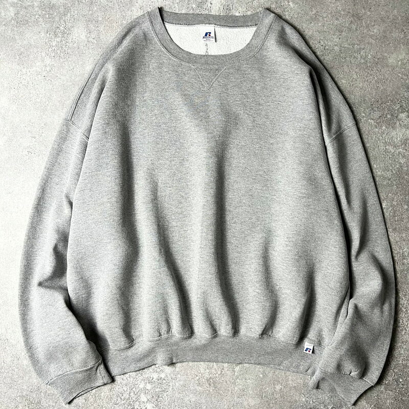 No... f070901-02 age... 2000年代 brand... RUSSELL ATHLETIC color... 霜降りグレー material... 55% POLYESTER・45% COTTON size... XXXL ─ description ─ 00年代RUSSELLのスウェットトレーナーです。 RUSSELL ATHLETICは、1902年創業のアスレチックウェアブランド。 海外での人気上昇につき、密かに見つかり辛くなってきているアイテム。 肌触りの良い裏起毛スウェット素材を使用 ネックに前Vガゼット付き 合わせやすい、霜降りグレーカラー 表記サイズXXXLのゆったりとしたオーバーサイズ 今後の価格高騰は目に見えているので、グッドカラー・グッドデザインのものは早めに手に入れておいて損はないと思います。 定番のアメカジスタイルやストリートスタイルにはまる一枚です。 ─ measuring size ─ 着丈... 74cm 身幅... 78cm 肩幅... 80cm 袖丈... 62cm ─ condition ─ 使用感。両袖リブに軽いダメージ。