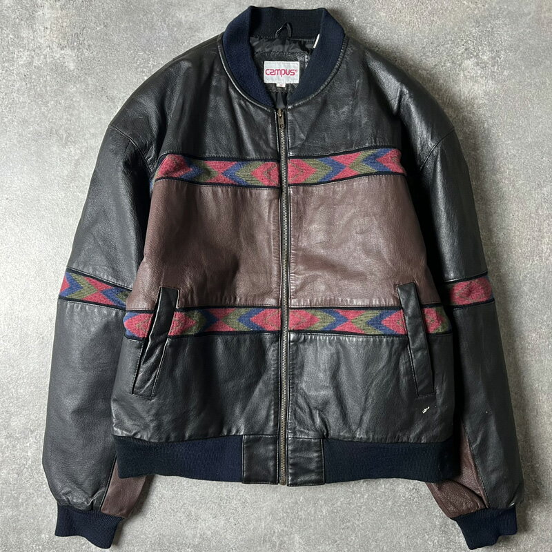 No... f071020-10age... 1980年代brand... CAMPUScolor... ブラック×ブラウン×ネイティブmaterial... SHELL GENUINE LEATHER / LINING 100% NYLONsize... M─ description ─80年代CAMPUSのレザージャケットです。CAMPUSは1922年に創業した100年以上の歴史を誇る老舗ブランドです。ビンテージ好きには知らない人はいないかと思います。確りとした本革レザー素材を使用内側にはレイヤーのしやすいナイロンサテンライナー付き薄い中綿入りで保温性・防寒性にも優れています。合わせやすい、ブラック×ブラウンの2トーン切替ネイティブ柄の切替が良いアクセント柄部分はリブ編みになっています。フロントはYKKのフルジップ仕様両サイドにハンドウォーマーポケット内側にも1ポケットが付きます。ネック・裾・袖先にリブが付く着用しやすいブルゾン仕様シンプルにかっこいい一枚長く愛用して頂けるビンテージの一枚です。─ measuring size ─着丈... 66cm身幅... 61cm肩幅... 57cm袖丈... 60cm─ condition ─使用感。バック上部に軽いスレ。左裾・前立て内側裾・両サイド下部・左袖にペンキ。