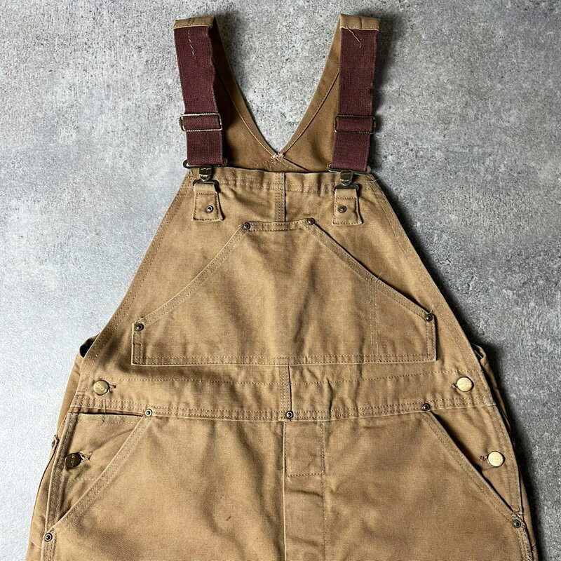 No... f071113-01age... 1960~1970年代brand... Carharttcolor... ブラウンmaterial... 100% COTTONsize... 38 30─ description ─60~70年代のCarharttのダブルニーダックオーバーオールです。プリントタグの付く希少な60~70年代の一枚ポケット内にユニオンチケットの付く MADE IN USA（アメリカ製）リアルワークに耐える丈夫なコットンダック素材ダメージを受けやすい膝はダブルニー仕様になっています。合わせやすい、ブラウンボディ現行とは全く異なるビンテージ独特の濃いブラウンカラーです。右ヒップポケットにロゴパッチ刺繍フロント股はドーナツ型メタルボタンを使用伸縮性のあるサスペンダー、機能的なマルチポケット仕様です。表記サイズW38×L30の需要高いグッドサイズ既製品では出せないリアルワークの非常に良い雰囲気シンプルなコーディネートに合わせるだけで様になる非常に人気の高いビンテージカーハートの一本です。─ measuring size ─ウエスト... 100cm総丈... 139cm股下... 73cm裾幅... 24.5cmワタリ... 37cm─ condition ─使用感。汚れ。写真をご確認ください。