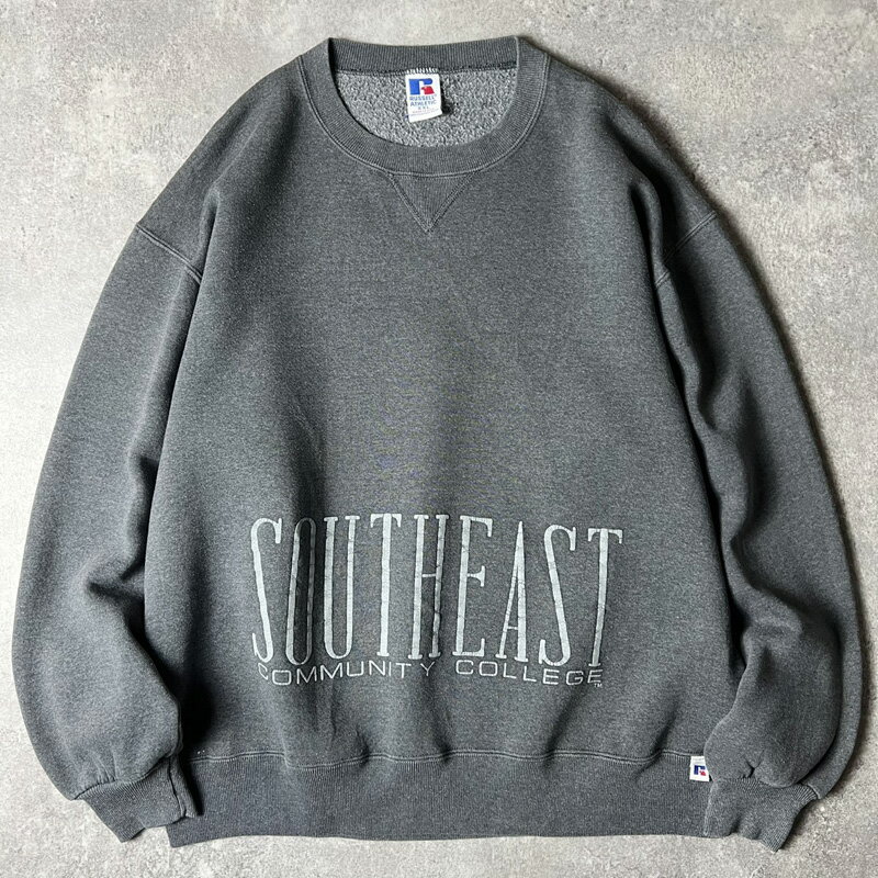 No... f071117-01age... 1990年代brand... RUSSELL ATHLETICcolor... ダークグレーmaterial... 50% POLYESTER・50% COTTONsize... XXL─ description ─90年代RUSSELLのスウェットトレーナーです。RUSSELL ATHLETICは、1902年創業のアスレチックウェアブランド。希少な、MADE IN USA (アメリカ製)海外での人気上昇につき、密かに見つかり辛くなってきているアイテム。肌触りの良い裏起毛スウェット素材を使用ネックに前Vガゼット付き合わせやすい、ダークグレーカラーフロントに人気のカレッジプリントあまり見かけない下部にプリントが入る良いデザインです。表記サイズXXLのゆったりとしたビッグシルエット今後の価格高騰は目に見えているので、グッドカラー・グッドデザインのものは早めに手に入れておいて損はないと思います。定番のアメカジスタイルやストリートスタイルにはまる一枚です。─ measuring size ─着丈... 68cm身幅... 63cm肩幅... 60cm袖丈... 57cm─ condition ─使用感。フロント右裾に軽微な汚れ。