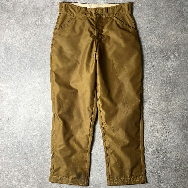 No... f071127-04 age... 1970年代 brand... American Field color... ブラウン material... コットン×ナイロン size... ─ ─ description ─ 70年代のAmerican Fieldのハンティングパンツです。 アメリカンフィールドは、「へトリック社(HETTRICK MFG Co.)」のブランド ハンティングウェア、ダック製品全般を扱っており、テント・バッグ・椅子などを製造販売していました。 ビンテージハンティングアイテム好きにはお馴染みのブランドです。 タフなワークに耐える丈夫なコットンダック素材 フロントのポケットから下は大きくナイロンのあて布が付くダブルニー仕様 ヒップ内側にもあて布付きの、あまり見かけない希少なハンティングパンツデザイン フロントはロケットTALONジップを使用 バック左ウエストにロゴパッチが付きます。 実寸W33×L28程の需要高いゴールデンサイズ 既製品では出せないリアルワークの非常に良い雰囲気 シンプルなコーディネートに合わせるだけで様になる 人気の高いビンテージハンティングパンツです。 ─ measuring size ─ ウエスト... 84cm 総丈... 101cm 股下... 70cm 裾幅... 22cm ワタリ... 31.5cm ─ condition ─ 使用感。両膝・両足下部に汚れ。