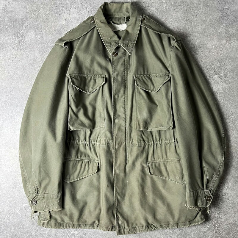 No... f071227-07age... 1950年代brand... ─color... オリーブグリーンmaterial... 100% COTTONsize... REGULAR MEDIUM─ description ─50年代のU.S.ARMYのM-51フィールドジャケットです。言わずと知れたM-65の前身モデルです。29 JULY 1957 1957年製フロントはTALONのアルミジップを使用内側にはライナー装着用のボタンがすべて揃っています。ビンテージの雰囲気抜群の一枚USミリタリーの定番人気アイテムではありますがこちらのような古い個体は年々見つかり辛くなってきている希少な一枚。需要高い表記サイズ REGULAR MEDIUM です。─ measuring size ─着丈... 81cm身幅... 60cm肩幅... 52cm袖丈... 65cm─ condition ─使用感。両袖先のカフスボタンが1つずつ欠損。汚れ。軽いダメージ。写真でご確認ください。