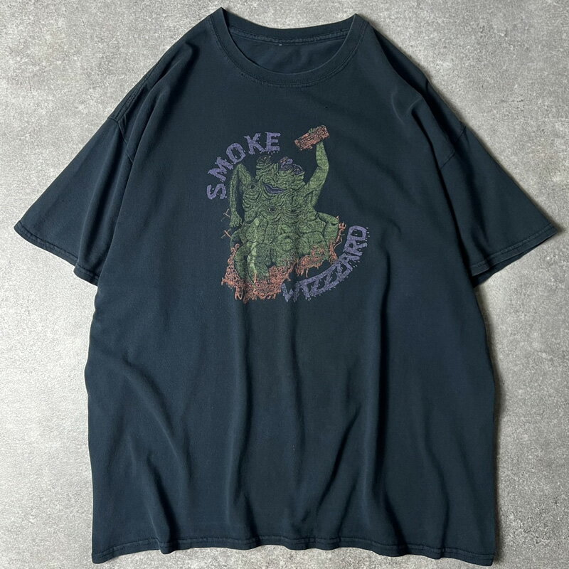 No... f070608-02 age... ─ brand... ─ color... ブラック material... コットン size... ─ ─ description ─ Smoke WizzzardプリントTシャツです。 Smoke Wizzzardは、アメリカのロック・メタルバンド。 タグ欠損のためボディブランド等詳細は不明です。 肌触りの良いコットン素材を使用 合わせやすいブラックボディ 若干の色褪せと軽いダメージが良い雰囲気を醸し出しています。 フロントには、2017年リリースのバンド名と同名アルバム 「Smoke Wizzzard」のジャケットプリント 配色の良い不気味なモンスターのプリントが入ります。 一枚で様になる非常に良いデザインの商品です。 ─ measuring size ─ 着丈... 70cm 身幅... 62cm 肩幅... 57cm 袖丈... 20cm ─ condition ─ 使用感。フロント下部に軽微な色抜け。 胸上・フロント下部に軽いダメージ。