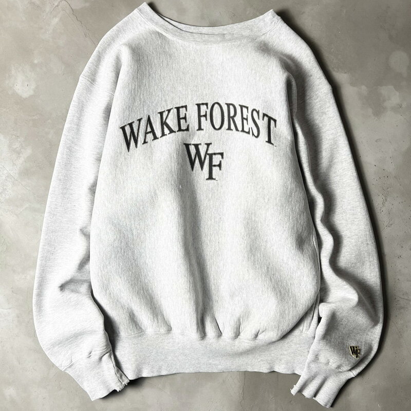 No... f080315-03age... 1990年代brand... The Cotton Exchangecolor... 霜降りグレーmaterial... 95% COTTON・5% POLYESTERsize... X-LARGE─ description ─90年代Cotton Exchangeのスウェットトレーナーです。The Cotton Exchangeは、チャンピオンと並行して軍をはじめとする政府機関や有名大学のアイテムを多く手掛けていたブランドです。希少な、MADE IN USA (アメリカ製)肌触りの良い裏起毛スウェット素材確りとしたヘビーウェイト素材が使用されています。Championのリバースウィーブ同様のサイドパネル付きデザイン。独特の霜降りグレーボディフロントに人気の高い2段カレッジプリントが入ります。表記サイズXLのゆったりとしたビッグシルエットアメリカ古着らしいグッドデザイン定番のアメカジスタイルやストリートスタイルにはまる一枚です。─ measuring size ─着丈... 66cm身幅... 68cm肩幅... 56cm袖丈... 68cm─ condition ─使用感。フロント中央・両袖リブに軽いダメージ。フロント下部・左袖先に薄汚れ。