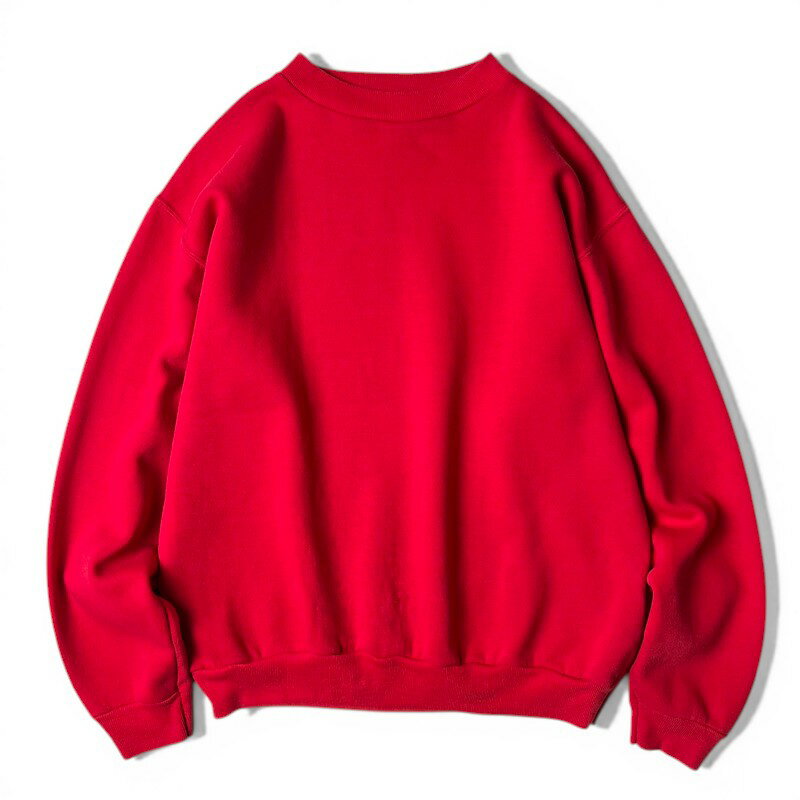 No... f080402-03age... 1970~1980年代brand... RUSSELL ATHLETICcolor... レッドmaterial... 50% POLYESTER・50% COTTONsize... M─ description ─70~80年代の金タグRUSSELLのスウェットトレーナーです。RUSSELL ATHLETICは、1902年創業のアスレチックウェアブランド。通称、金タグのセカンドバージョンタグが付く70~80年代頃の一枚ビンスエ独特の薄手の裏起毛スウェット素材ジャケットの中に着用してもかさばりません。コーディネートの良いアクセントになる発色の良いレッドカラープリント等の入らない完全無地今後の価格高騰は目に見えているので、グッドカラー・グッドデザインのものは早めに手に入れておいて損はないと思います。定番のアメカジスタイルやストリートスタイルにはまる一枚です。─ measuring size ─着丈... 58cm身幅... 56cm肩幅... 51cm袖丈... 54cm─ condition ─使用感。両面下部に軽いダメージ。右袖に薄汚れ。