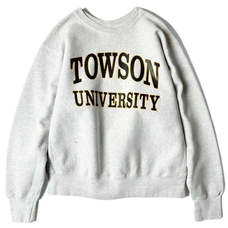 No... f080923-06age... 1990年代brand... The Cotton Exchangecolor... 霜降りグレーmaterial... 95% COTTON・5% POLYESTERsize... X-LARGE─ description ─90年代Cotton Exchangeのスウェットトレーナーです。The Cotton Exchangeは、チャンピオンと並行して軍をはじめとする政府機関や有名大学のアイテムを多く手掛けていたブランドです。希少な、MADE IN USA (アメリカ製)肌触りの良い裏起毛スウェット素材確りとしたヘビーウェイト素材が使用されています。Championのリバースウィーブ同様のサイドパネル付きデザイン。独特の霜降りグレーボディフロントに人気の高い2段カレッジプリントが入ります。表記サイズXLのゆったりとしたビッグシルエットアメリカ古着らしいグッドデザイン定番のアメカジスタイルやストリートスタイルにはまる一枚です。─ measuring size ─着丈... 62cm身幅... 69cm肩幅... 55cm袖丈... 67cm─ condition ─使用感。フロント右下部・右袖リブに小さな汚れ。両袖に軽い薄汚れ。