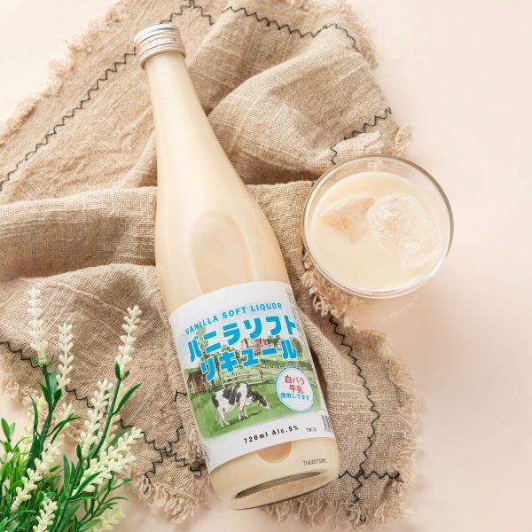 大山の白バラ牛乳を使用し、バニラソフトリキュールに仕上げました。牧場で食べるバニラソフトクリームをイメージしたバニラの香り豊かでクリームのまろやかで柔らかな甘味が口に広がるリキュールです。クリームのまろやかで柔らかな甘味が口に広がります。ロック、ストレート、凍らせてアイスクリンの様な味わいをお楽しみください。アルコール度数：5度内容量：200ml原材料：牛乳（国産）、糖類（砂糖、ぶどう糖果糖液糖）、ウォッカ、ラム酒、バニラビーンズシード／調味料（アミノ酸）、香料、安定剤（カラギーナン）、カゼインNa（乳由来）（原材料の一部に乳・卵を含む）関連商品まるごとNATA DE COCO ナタデココ 500ml リキュール奈...驚異の果汁率87％！ まるごとMIKAN みかん 500ml リキュー...ボルス ブルーキュラソー 24度 700ml[リキュール][長S]...1,628円1,650円1,705円ピーチリキュール ボルス ピーチ 24度 700ml[リキュール][長...ボルス クレームドバナナ 24度 700ml[リキュール][長S]...ボルス メロンリキュール 24度 700ml[リキュール][長S]...1,573円1,738円1,738円業務用 果汁たっぷり！酒屋がつくったレモンサワーの素 25度 1.8L...まるごとAMAO 500ml奈良県 北岡本店 和リキ 5度 あまおう ...ボルス クレームドカシス 17度 700ml[リキュール][長S]...1,620円1,650円1,650円パッソア＜パッションフルーツリキュール＞200ml 20度 200ml...ルジェ　 クレーム ド グリーン アップル 15度　700ml[リキュ...カシスリキュール ルジェ クレーム ド カシス 700ml liq_...1,100円1,650円1,680円